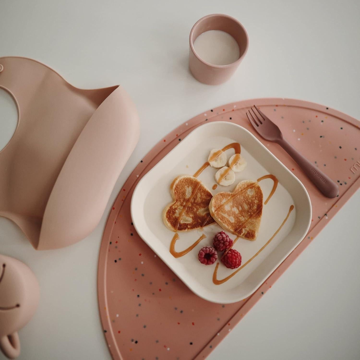 Set de 2 Tazas de Vajilla Mushie para Niños Sonrosadas