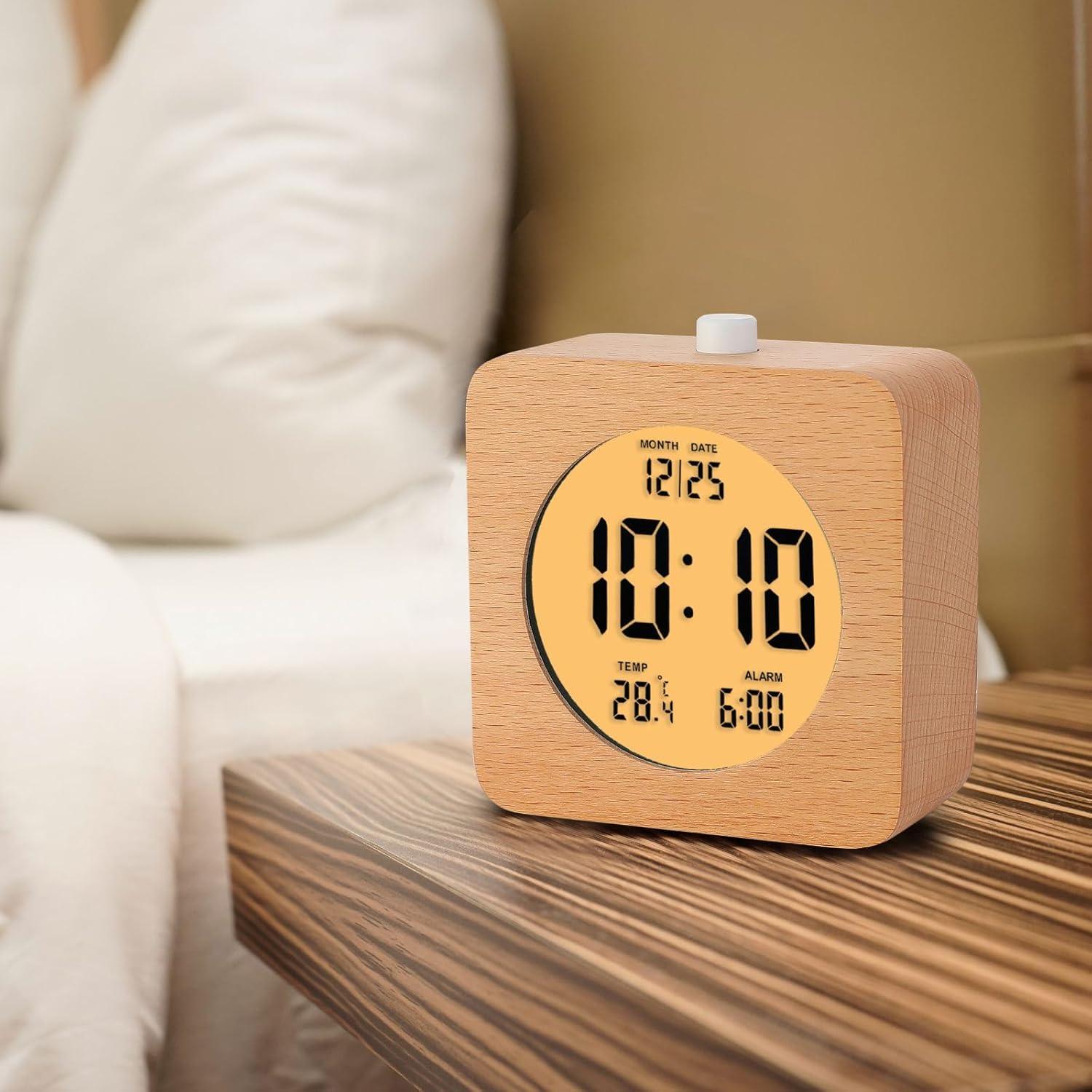 Reloj Despertador Digital Plumeet de Madera 10.16 cm con Luz