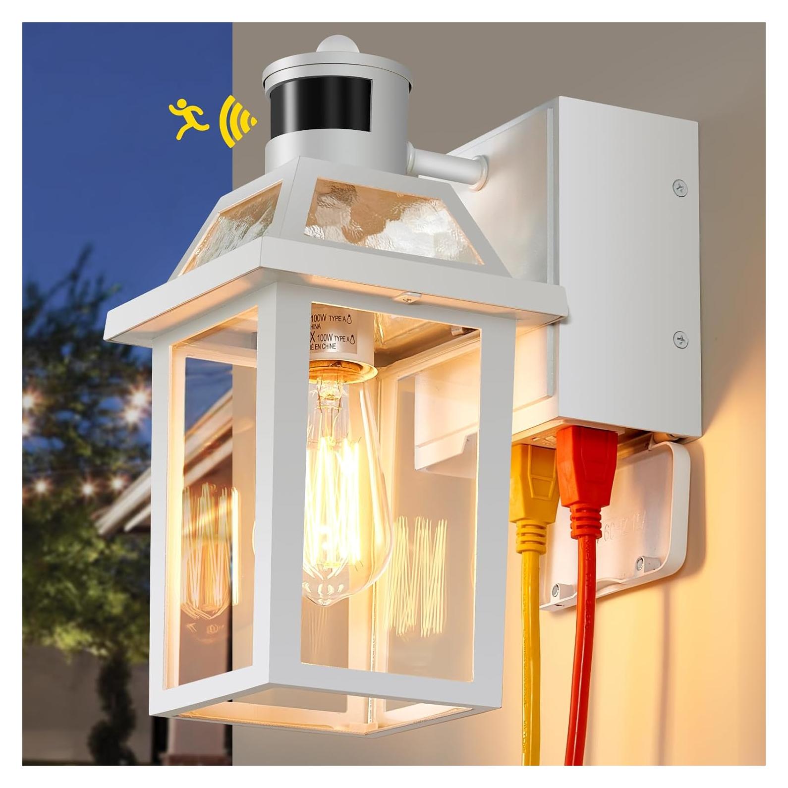 Luz de Porche YISURO con Toma GFCI y Sensor de Movimiento