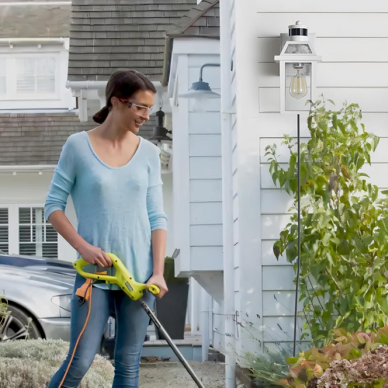 Luz de Porche YISURO con Toma GFCI y Sensor de Movimiento