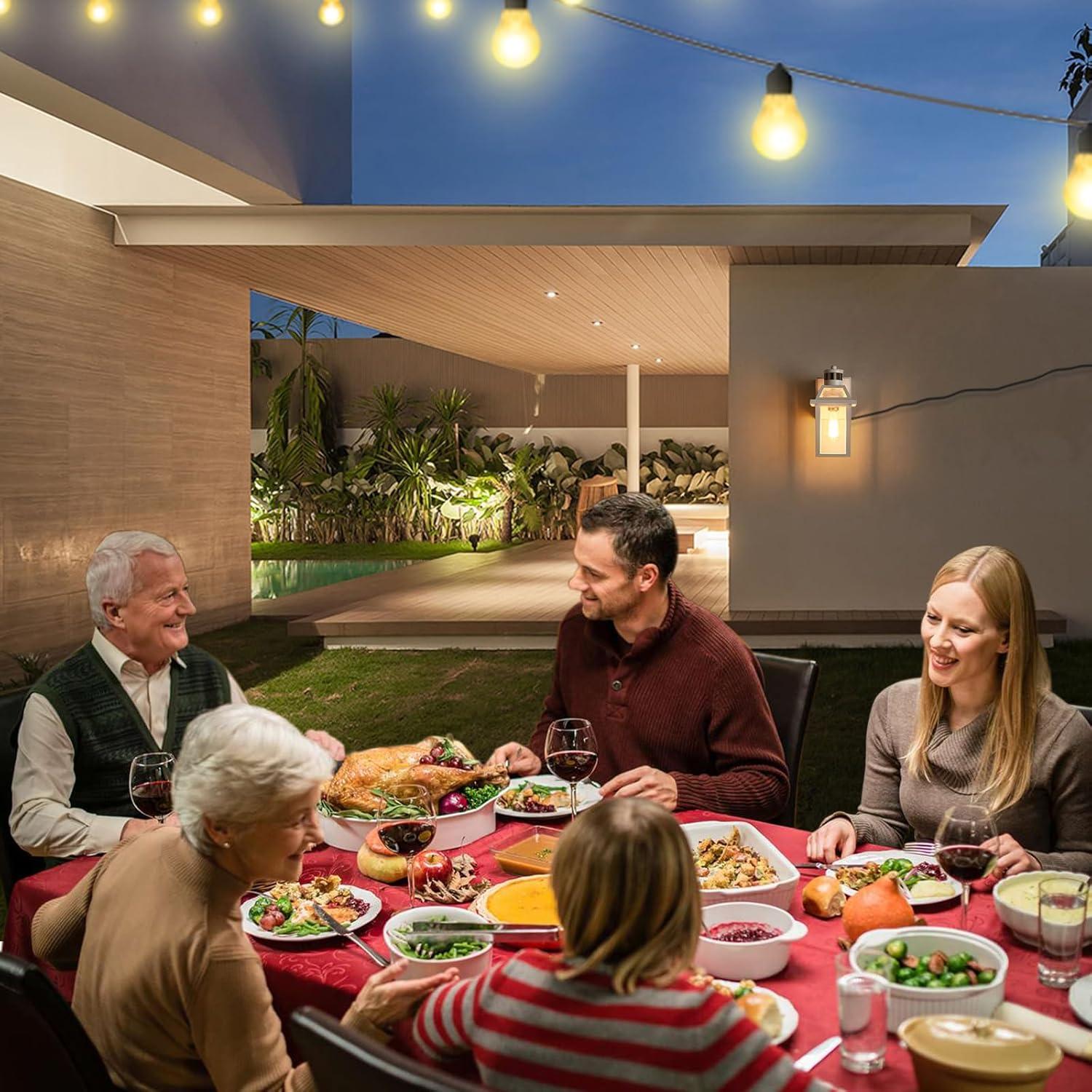 Luz de Porche YISURO con Toma GFCI y Sensor de Movimiento