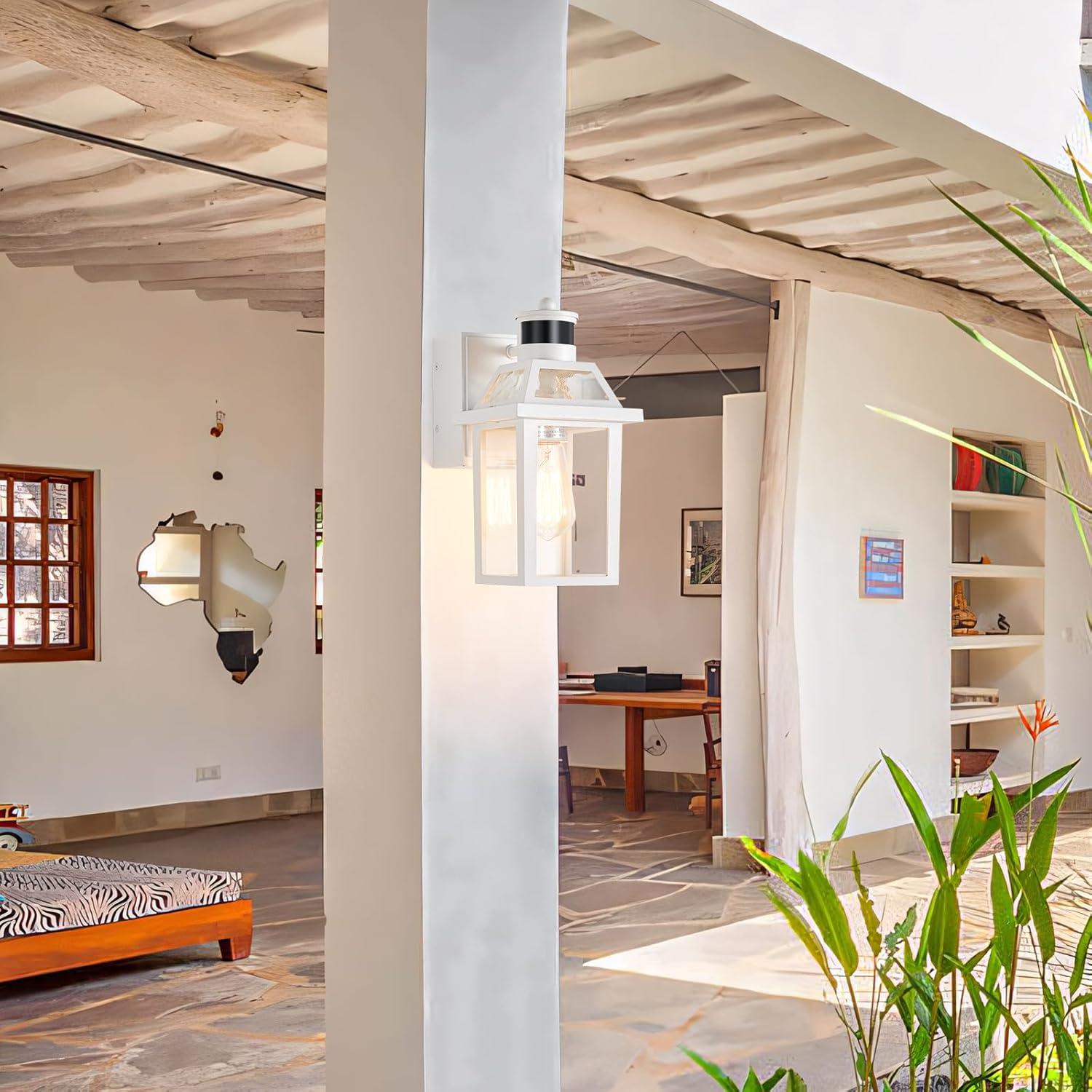 Luz de Porche YISURO con Toma GFCI y Sensor de Movimiento