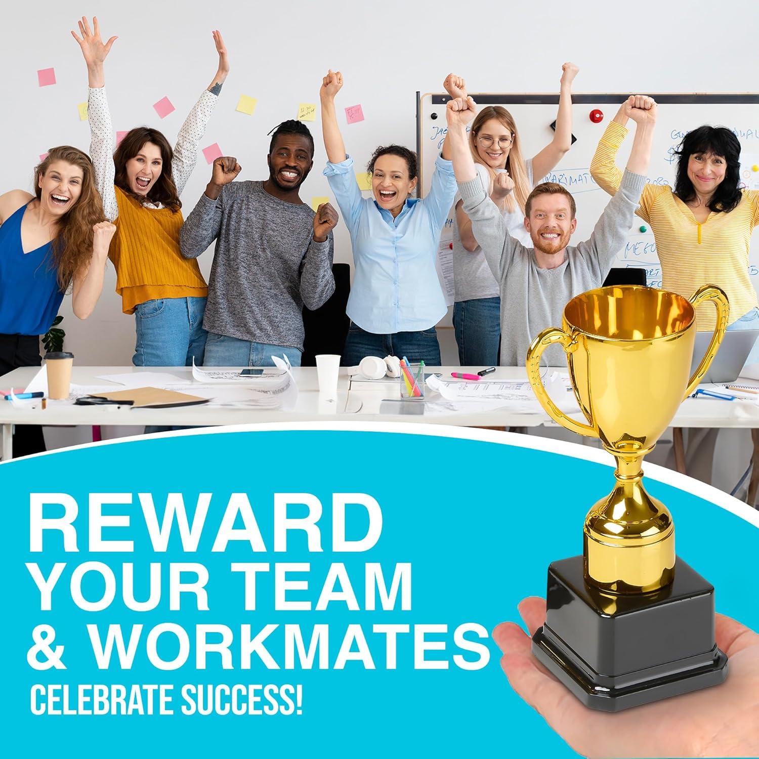 Trofeos de Plástico Dorados Playbees - Set de 3 - 17.78 cm