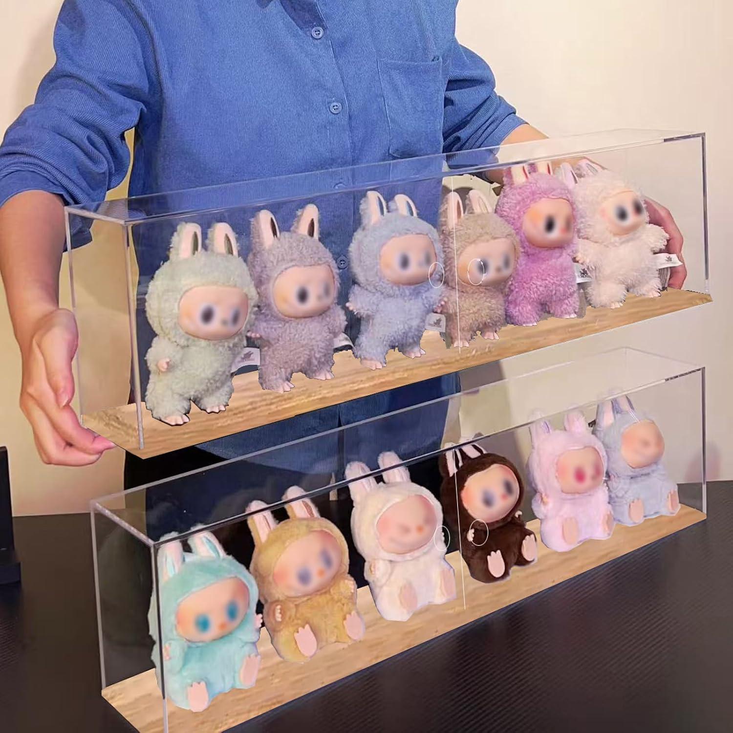 Caja de Exhibición Acrílica LABUBU 60x10x20cm con Base de Madera