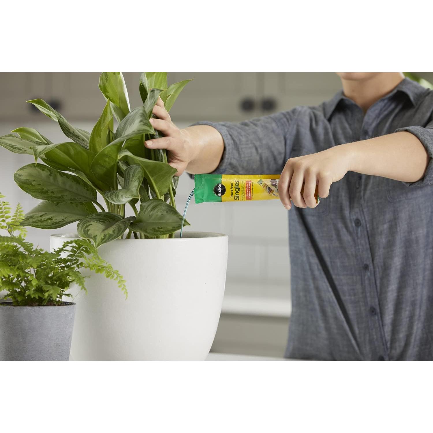 Miracle-Gro Pour & Feed Singles Ready-To-Use Liquid Plant Food - Pre-Measured Liquid Plant Fertilizer for Potted Plants, 2 oz. Singles