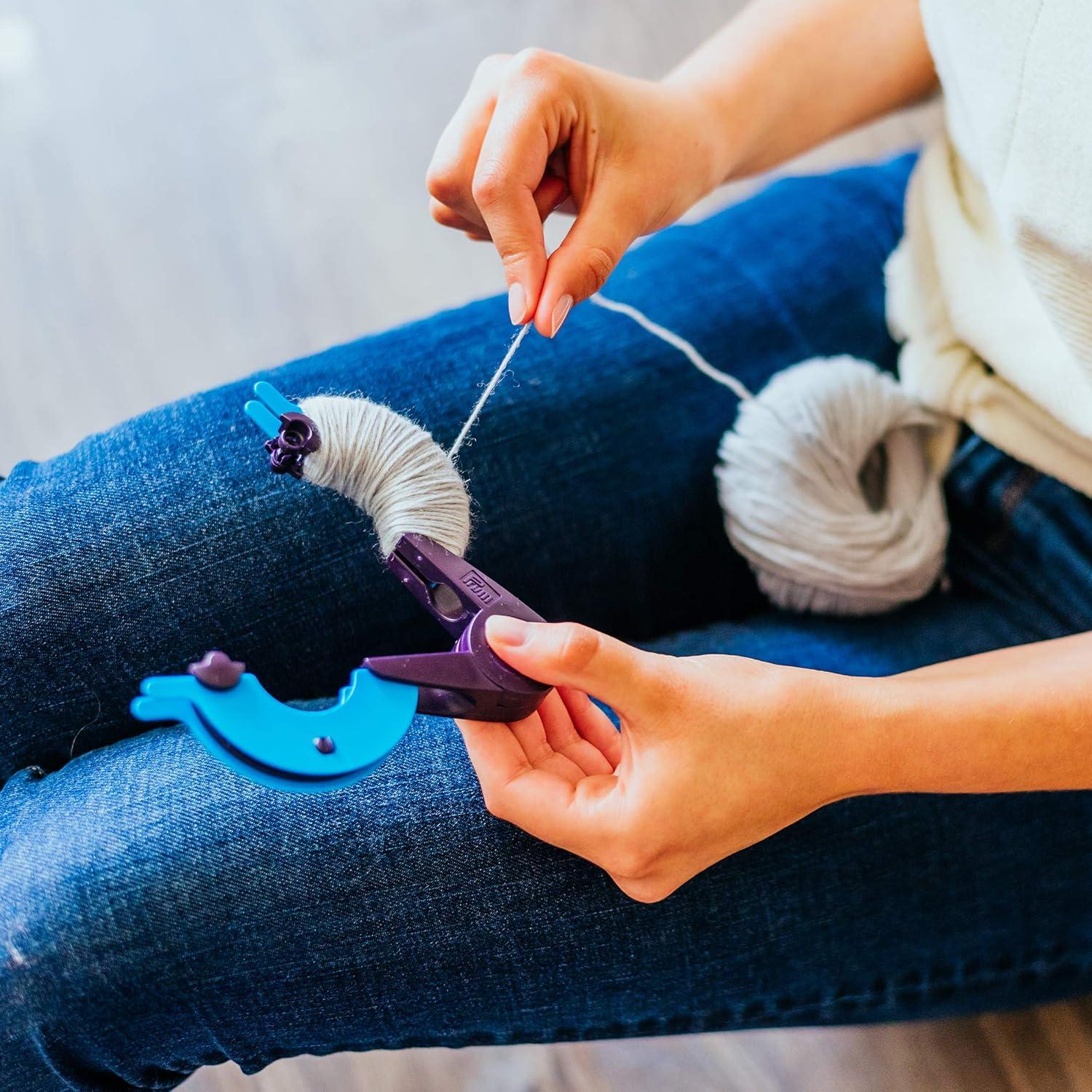 Hacedor de Pompones Prym 2-en-1 Morado y Azul 3 y 3.5 Pulgadas