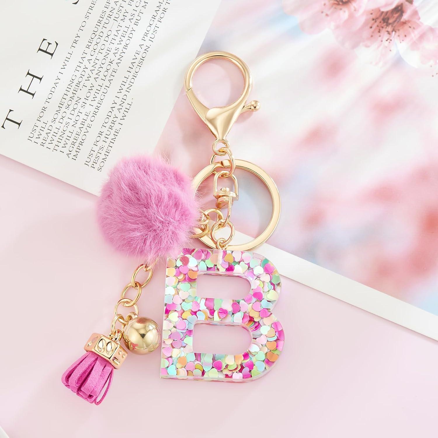 Llave de letra B de resina con bola de pelo rosa profundo