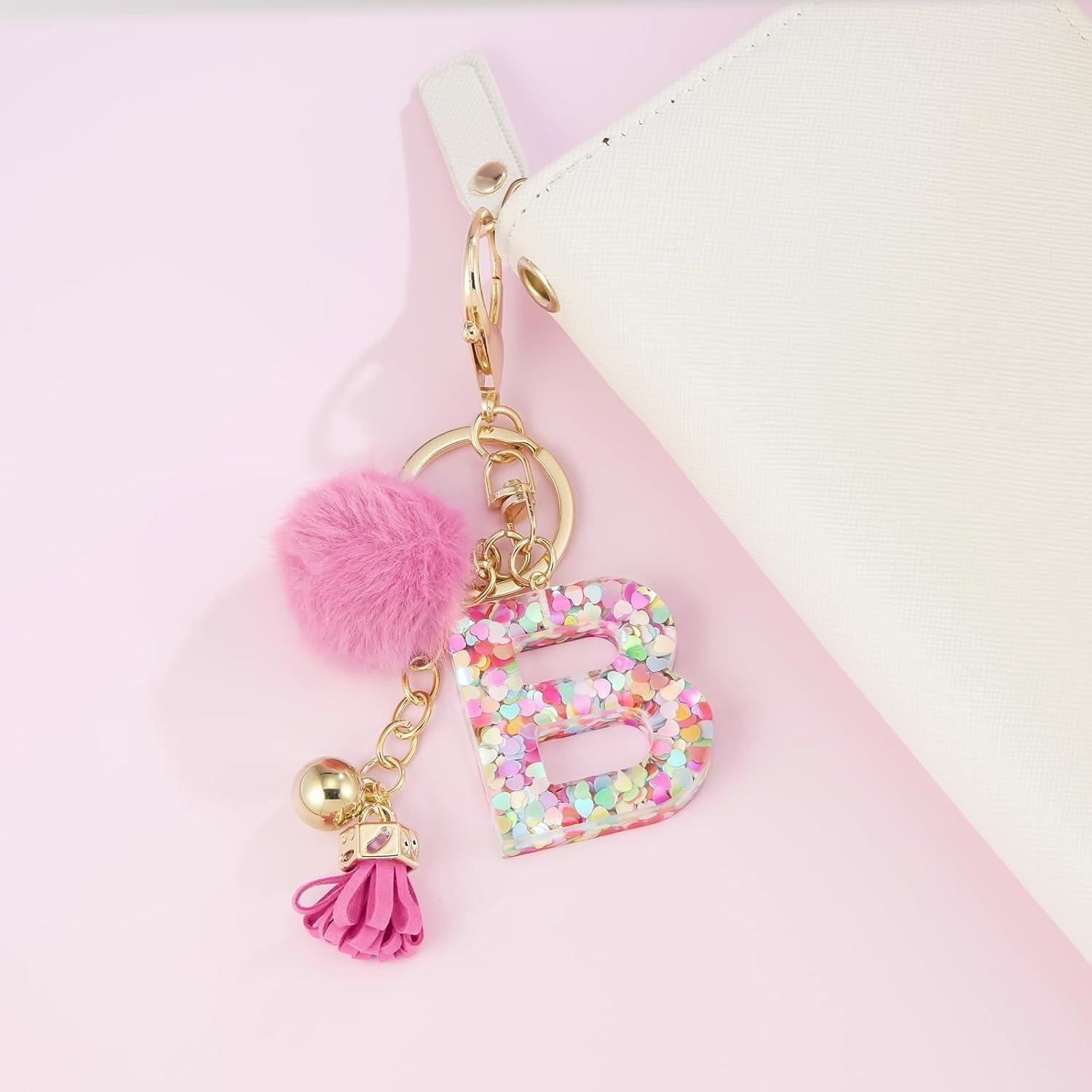 Llave de letra B de resina con bola de pelo rosa profundo