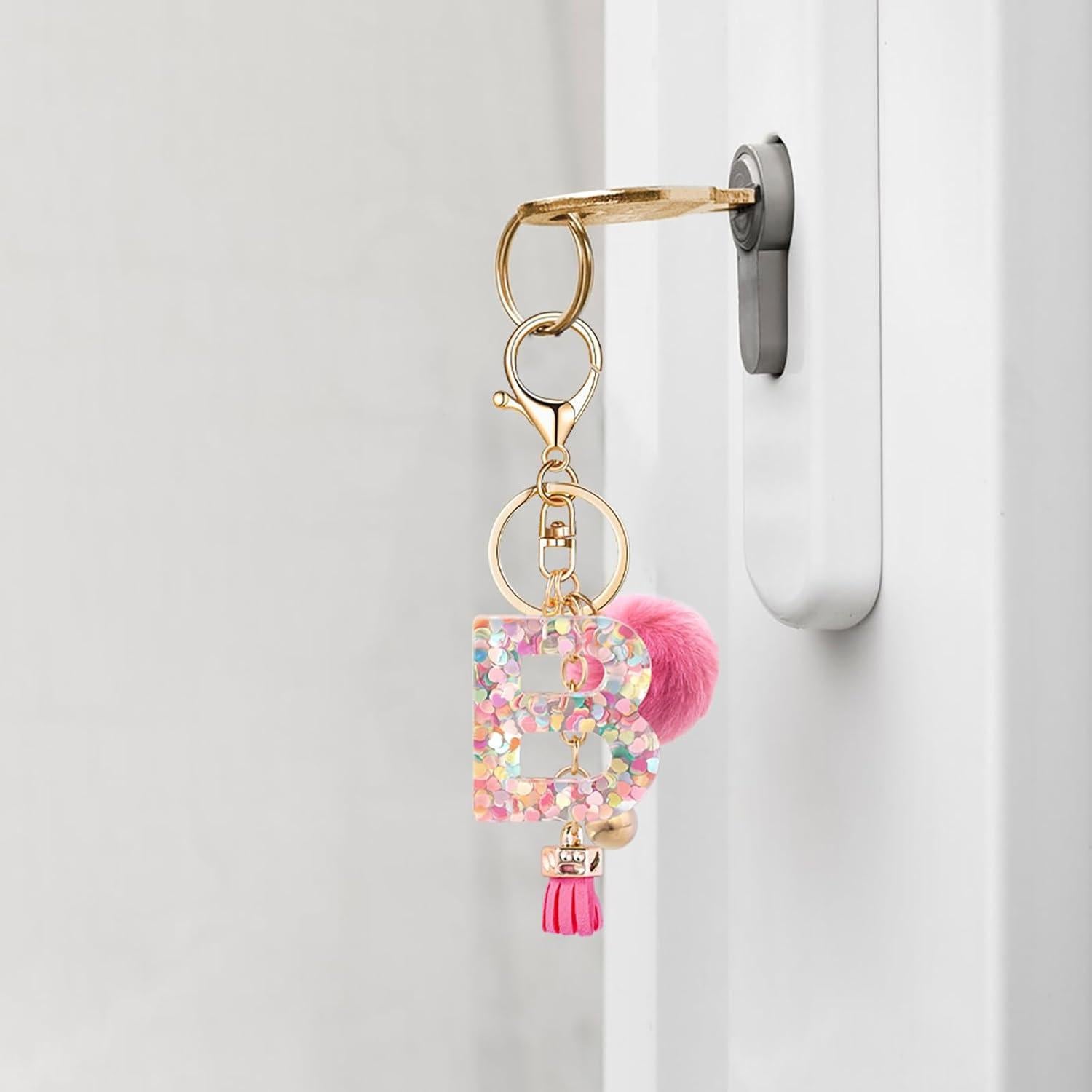 Llave de letra B de resina con bola de pelo rosa profundo