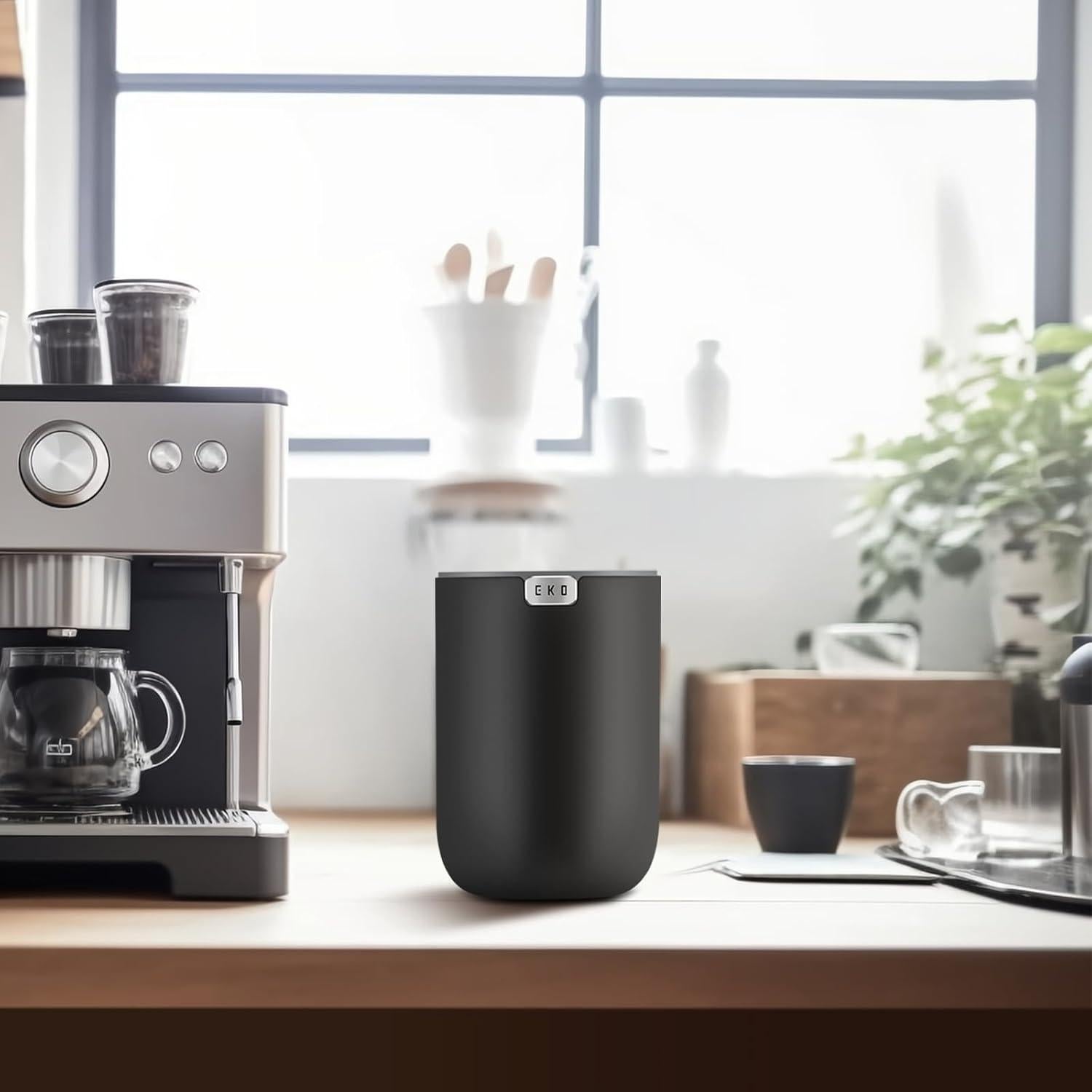 Basurero de Escritorio EKO 1.5L Cilíndrico Negro con Tapa Basculante