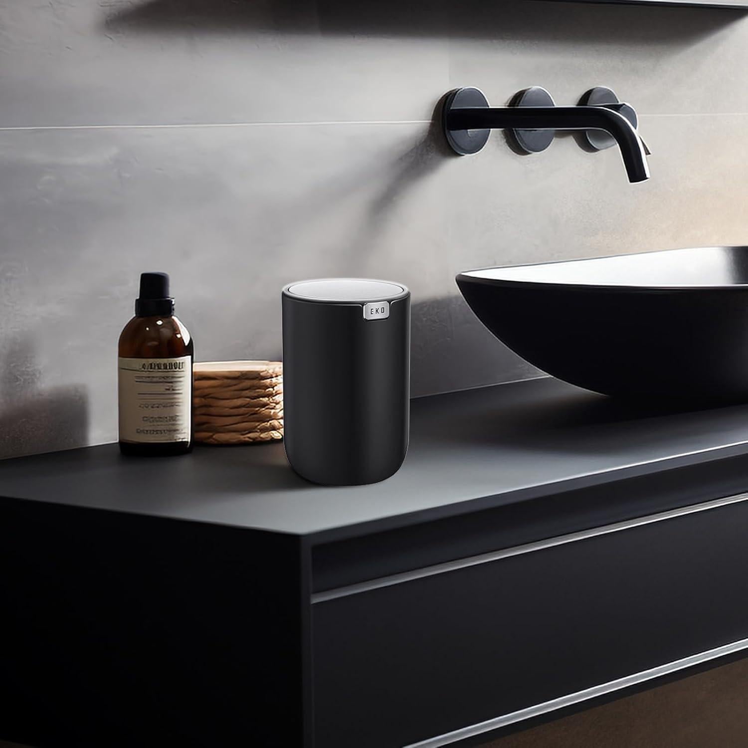 Basurero de Escritorio EKO 1.5L Cilíndrico Negro con Tapa Basculante