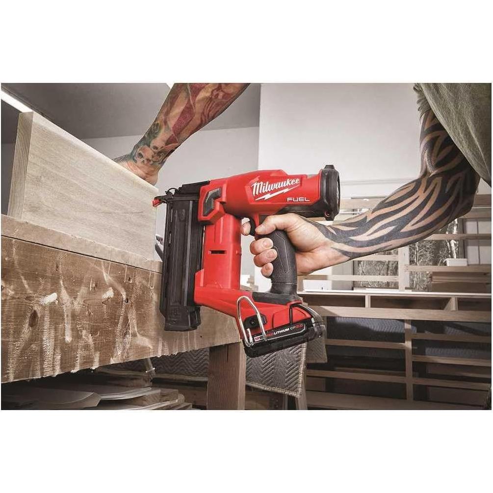 Clavadora de Brad Milwaukee 2746-21CT 18 Gauge Inalámbrica
