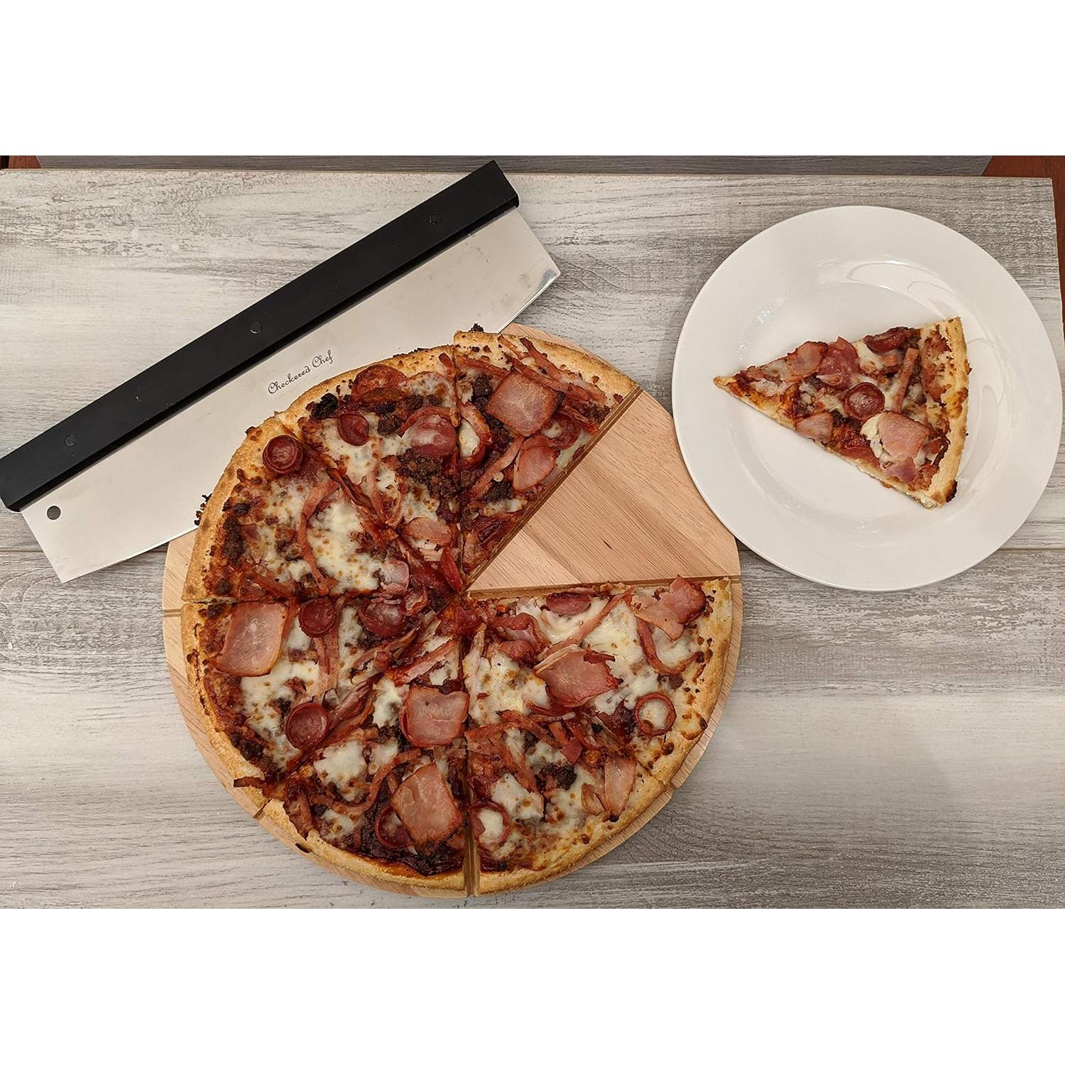Juego Cortador de Pizza Rocker y Tabla Checkered Chef 34.3 cm