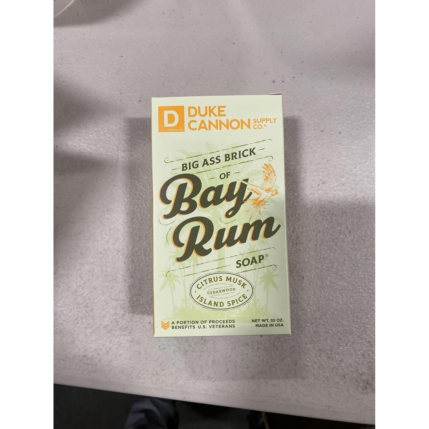 Jabón Duke Cannon Big Brick 283g Aroma Ron de Bahía + Fregador Táctico