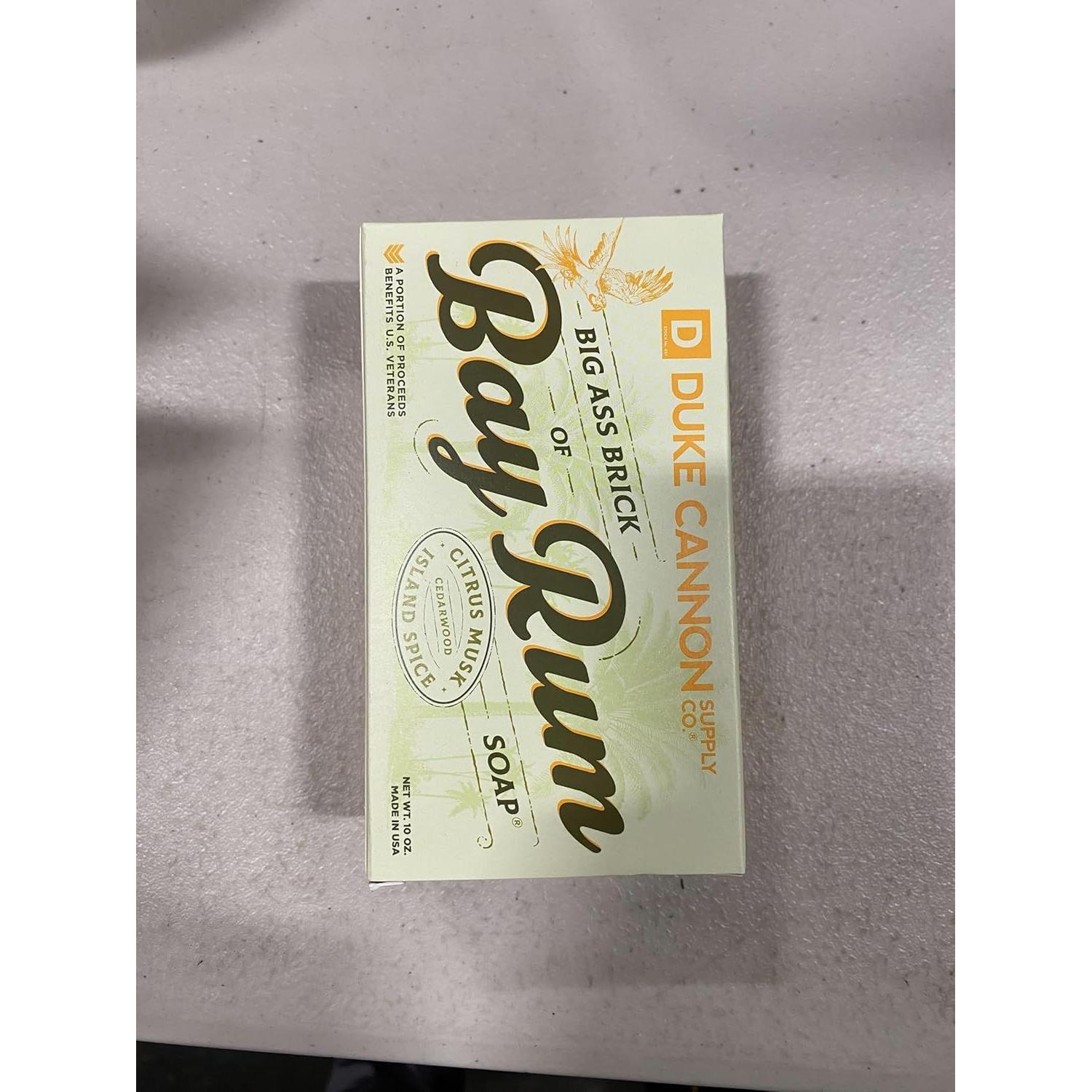 Jabón Duke Cannon Big Brick 283g Aroma Ron de Bahía + Fregador Táctico