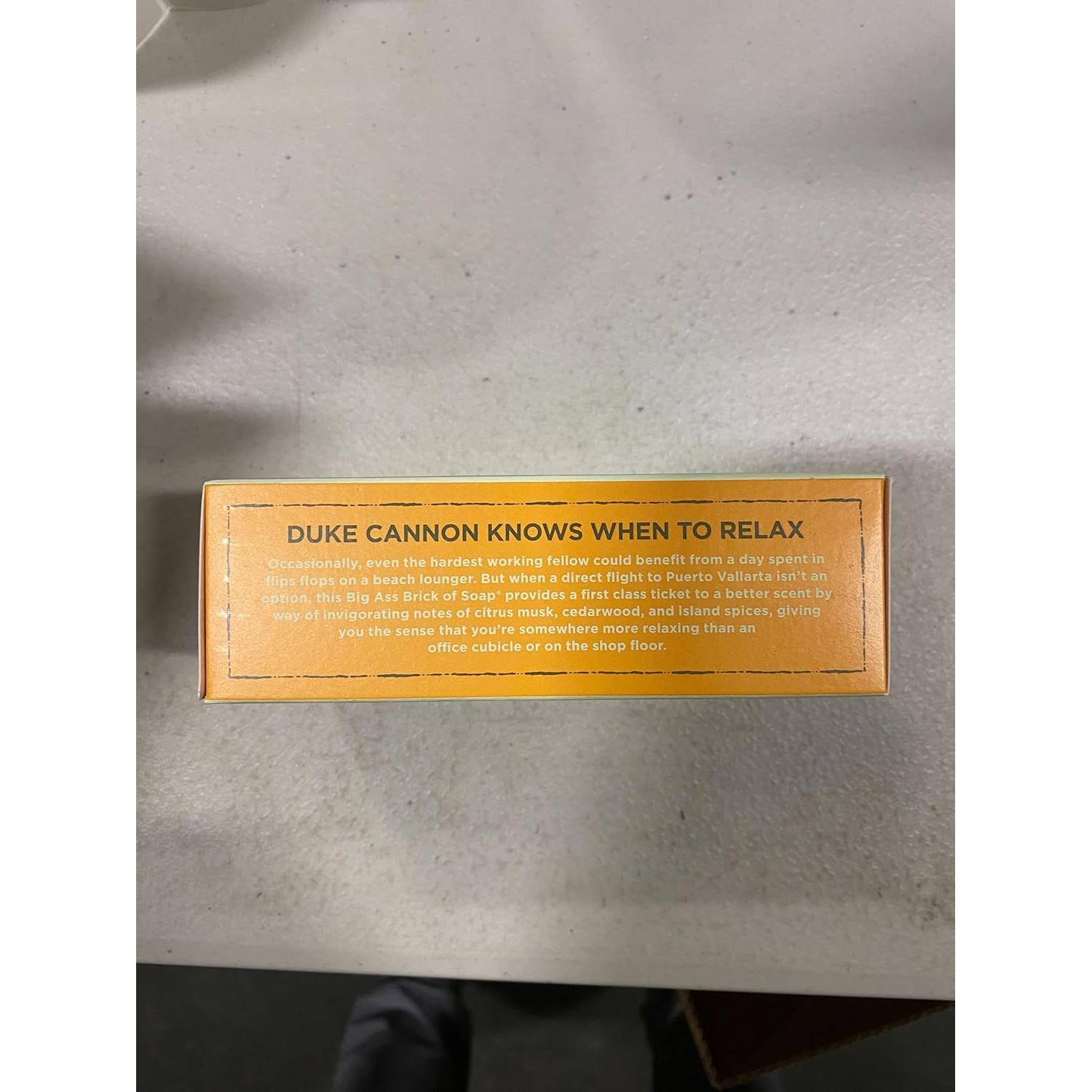 Jabón Duke Cannon Big Brick 283g Aroma Ron de Bahía + Fregador Táctico