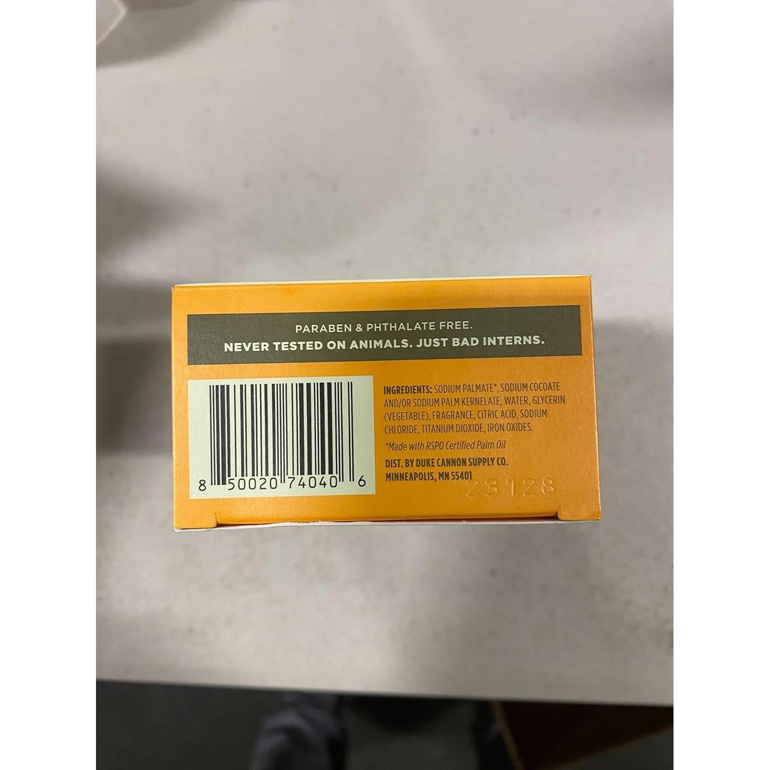 Jabón Duke Cannon Big Brick 283g Aroma Ron de Bahía + Fregador Táctico