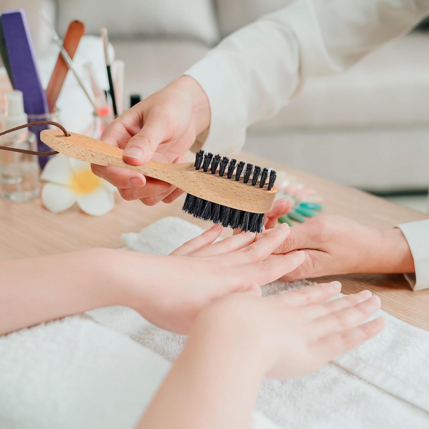 Cepillo de Uñas Takavu de Madera Natural y Cerdas Negras