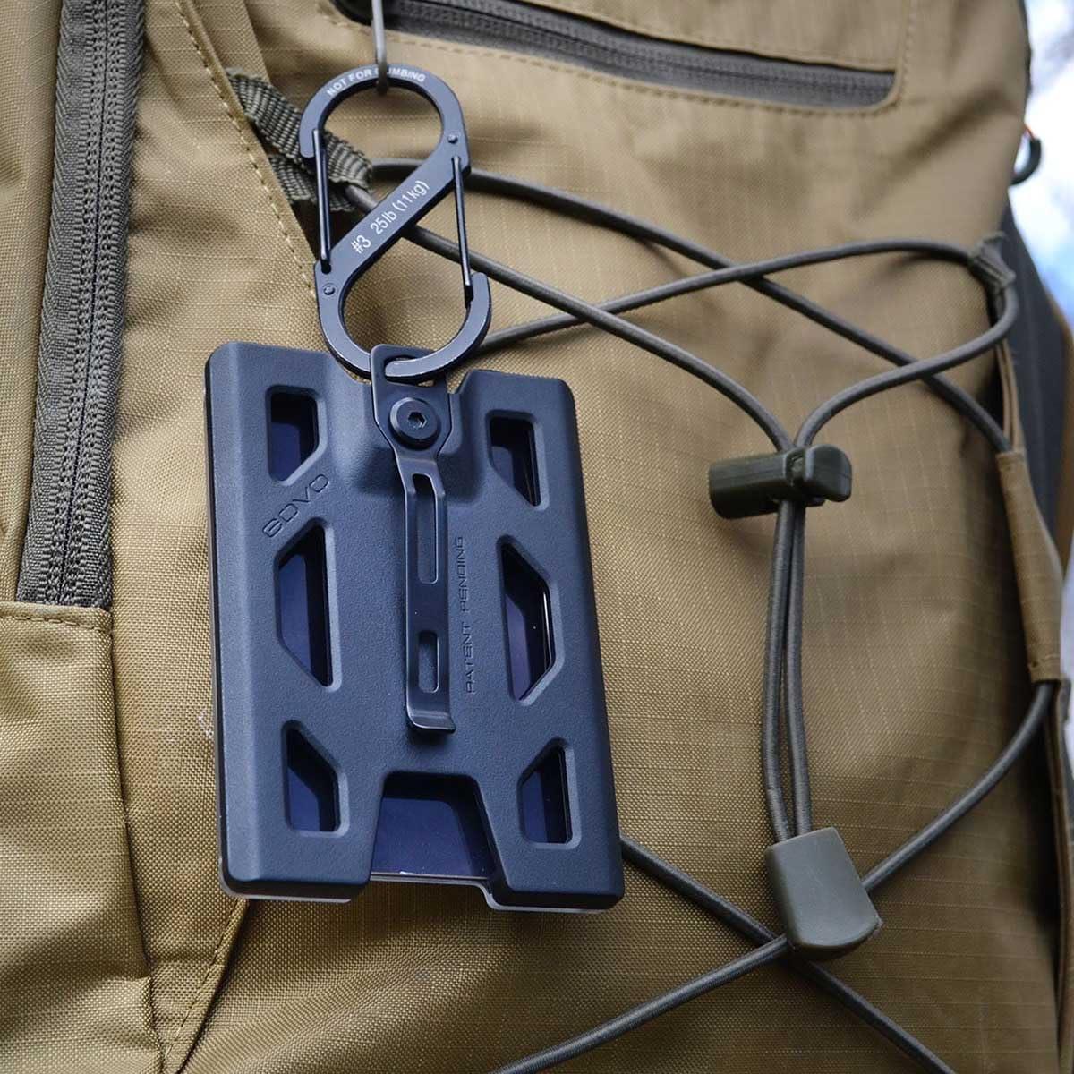 Soporte de Insignia GOVO T4 - Policarbonato Negro con Clip de Metal