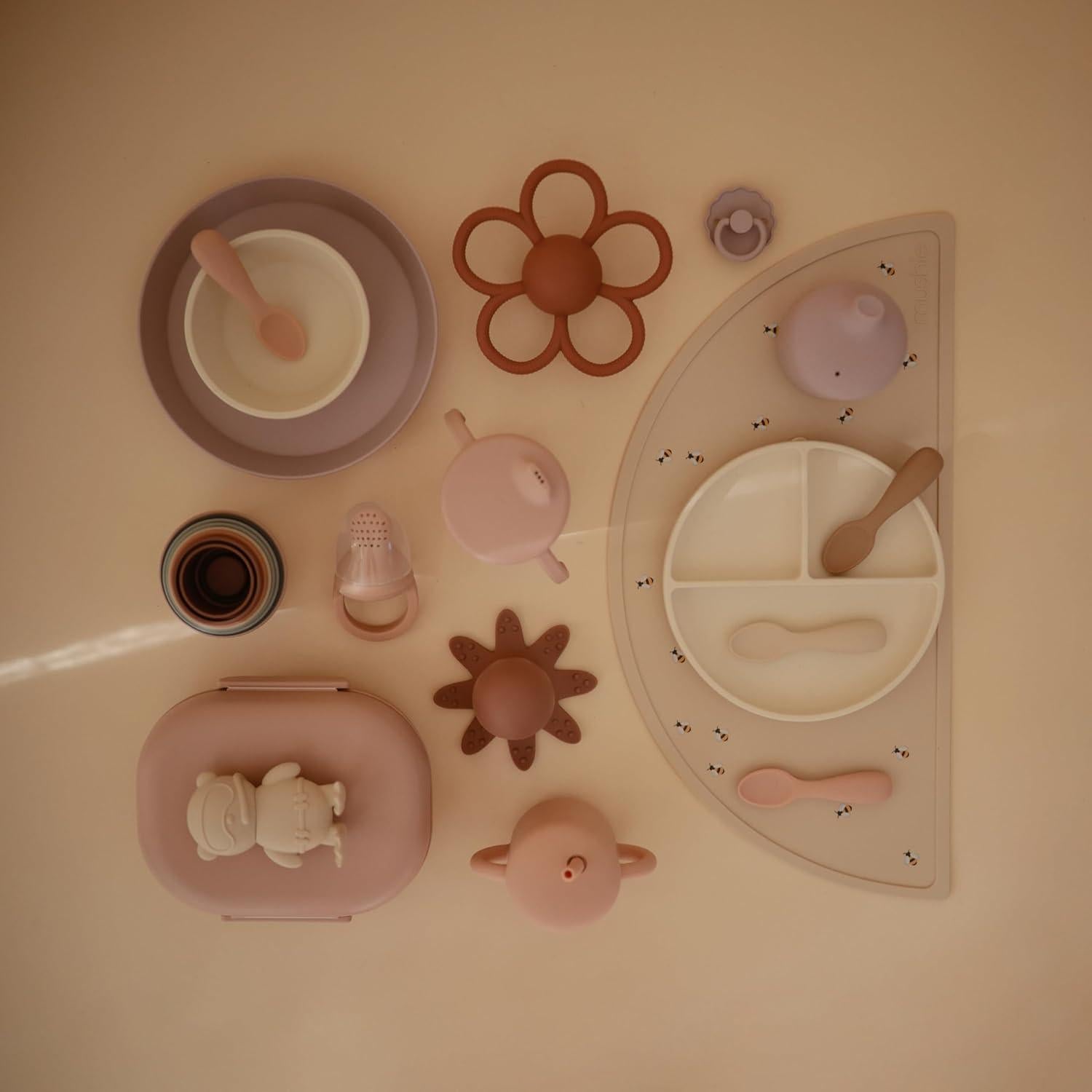 Caja de Almuerzo Mushie Rosa 3 Compartimentos + Utensilios