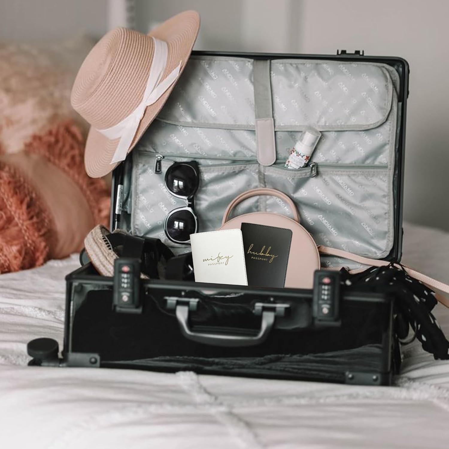 Sostenedor de Pasaporte Mr&Mrs Negro y Blanco con Logo Dorado