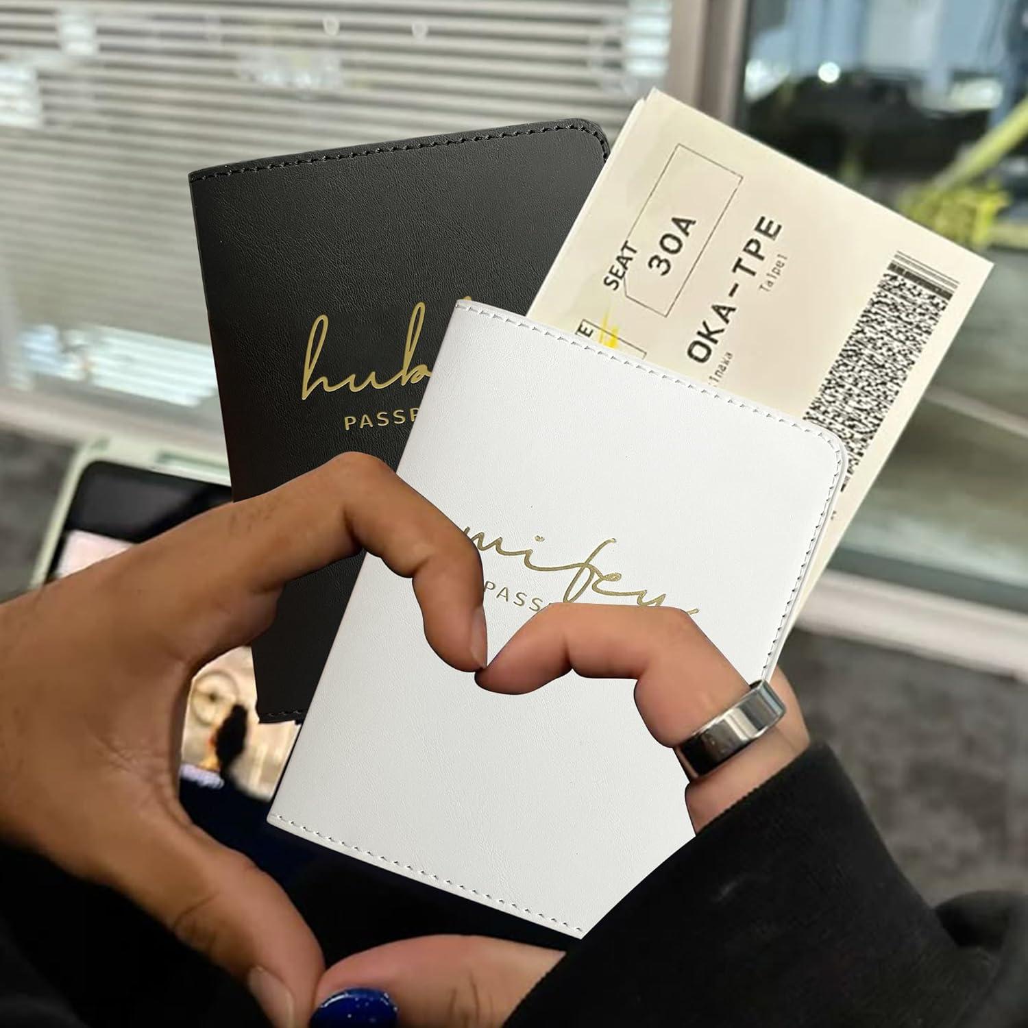 Sostenedor de Pasaporte Mr&Mrs Negro y Blanco con Logo Dorado