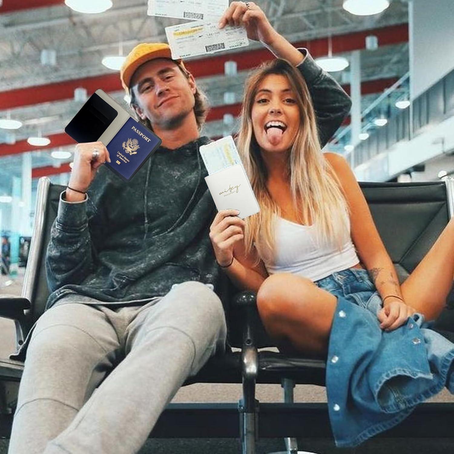 Sostenedor de Pasaporte Mr&Mrs Negro y Blanco con Logo Dorado