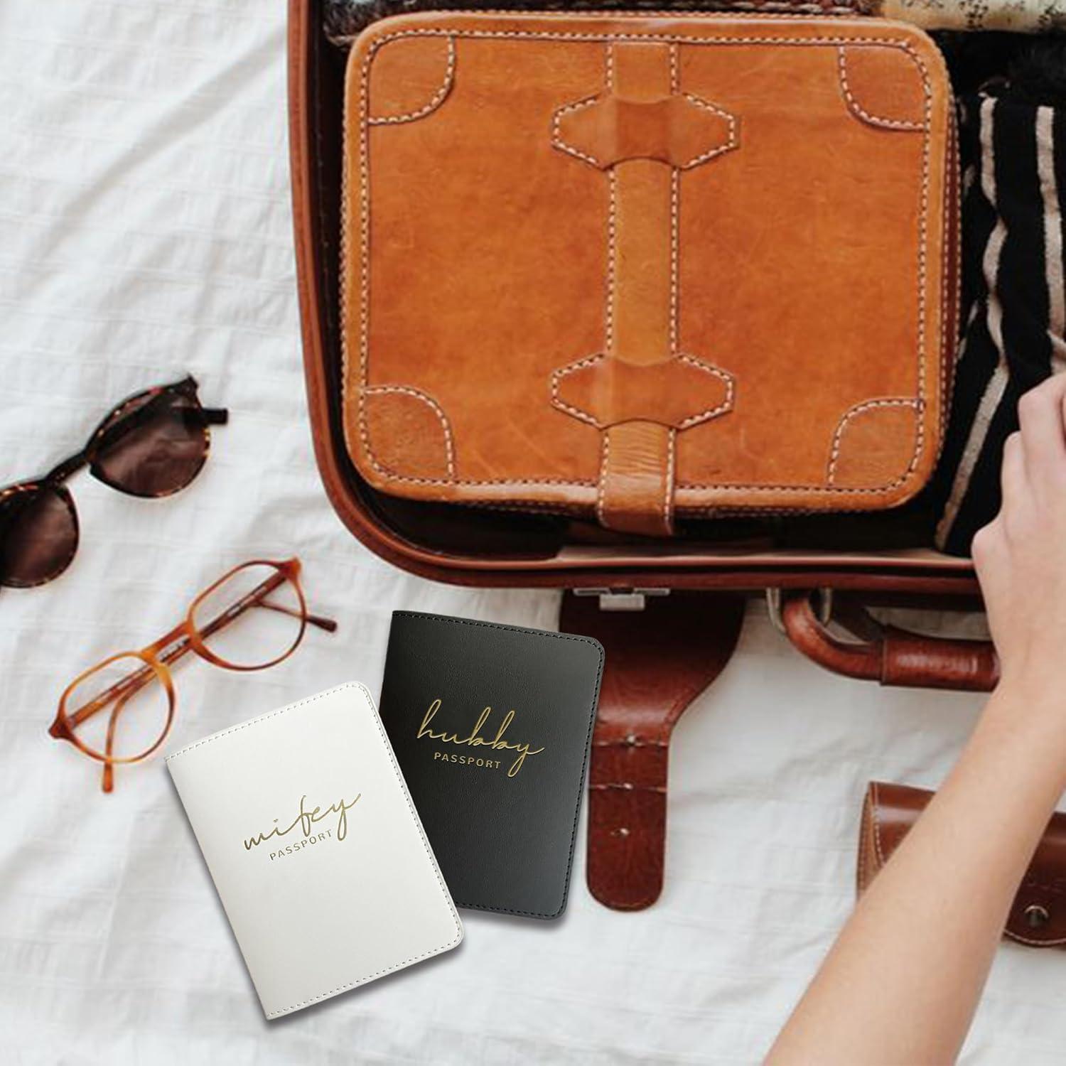 Sostenedor de Pasaporte Mr&Mrs Negro y Blanco con Logo Dorado