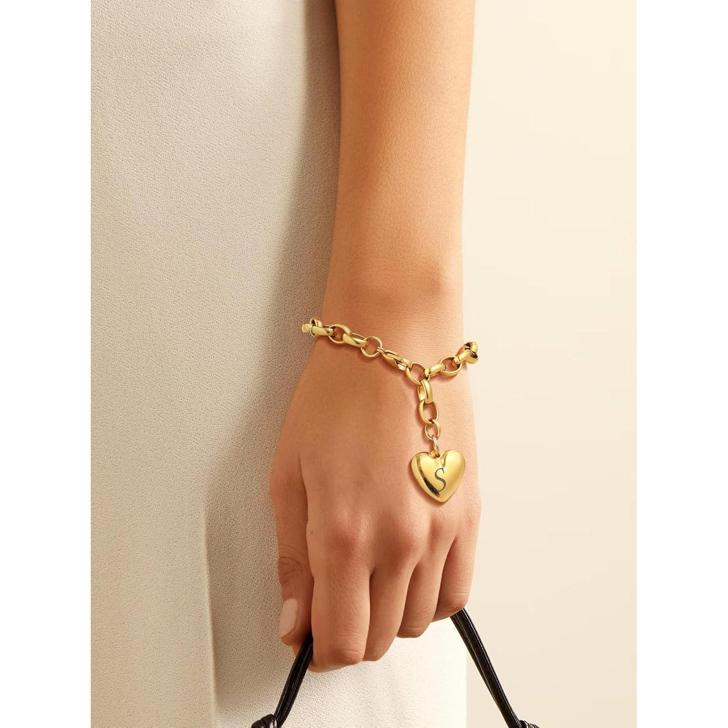Pulsera ajustable GoldChic con encanto corazón inicial S