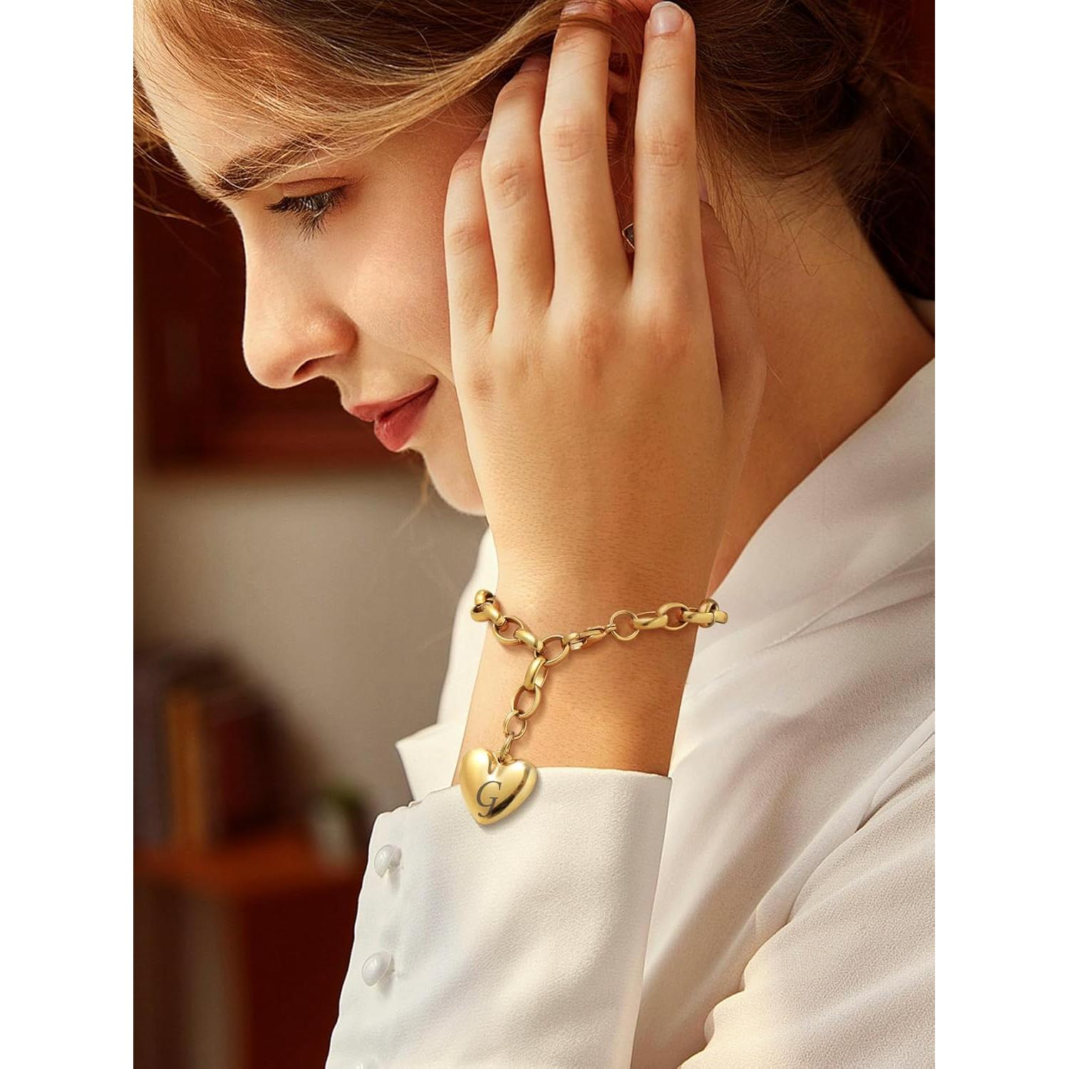 Pulsera ajustable GoldChic con encanto corazón inicial S