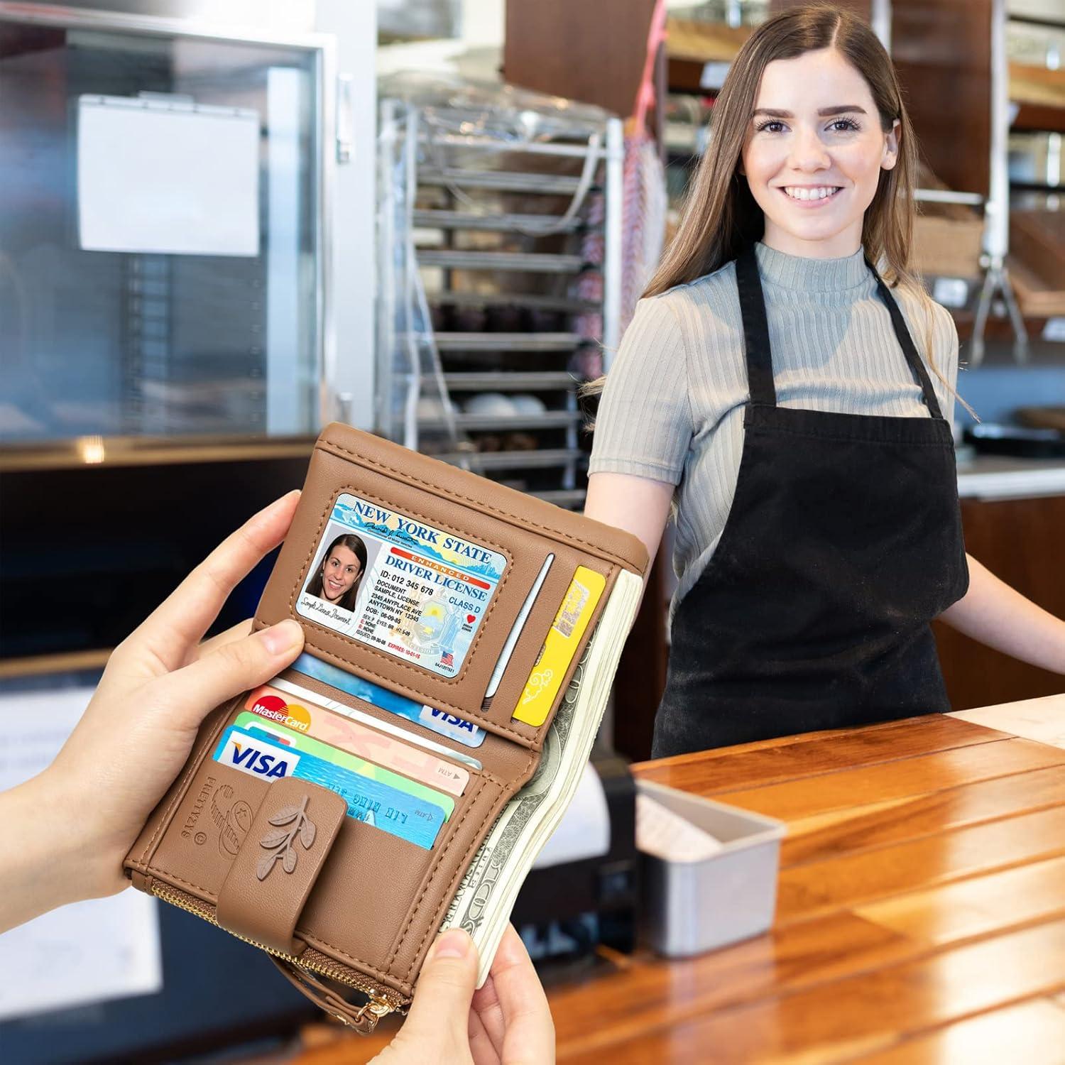 Cartera de muñeca bifold Prettyzys para mujeres - Café