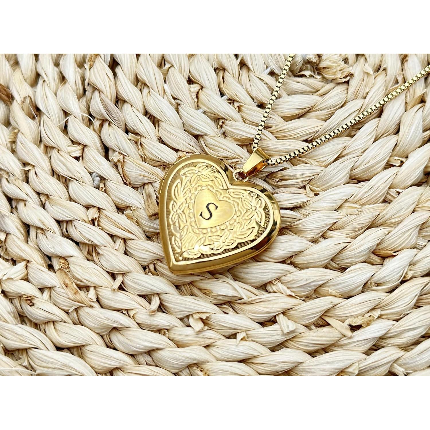 Collar medallón corazón Goking con letra S y fotos