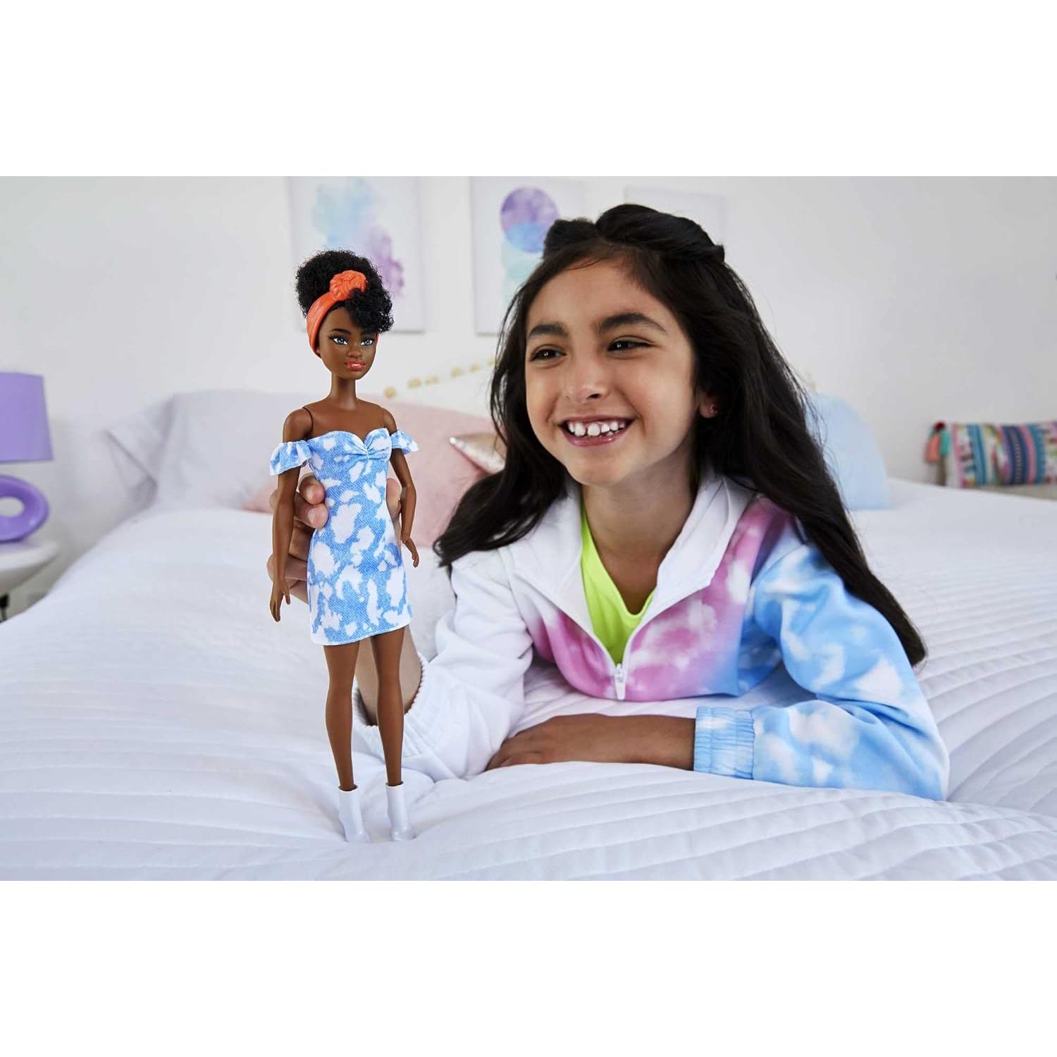 Muñeca Barbie Fashionistas 185 con vestido de mezclilla y accesorios