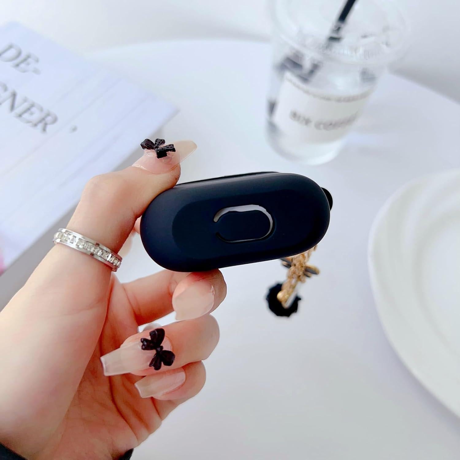 Funda de Silicona Negra OTOPo para AirPods 3ra Gen con Llavero