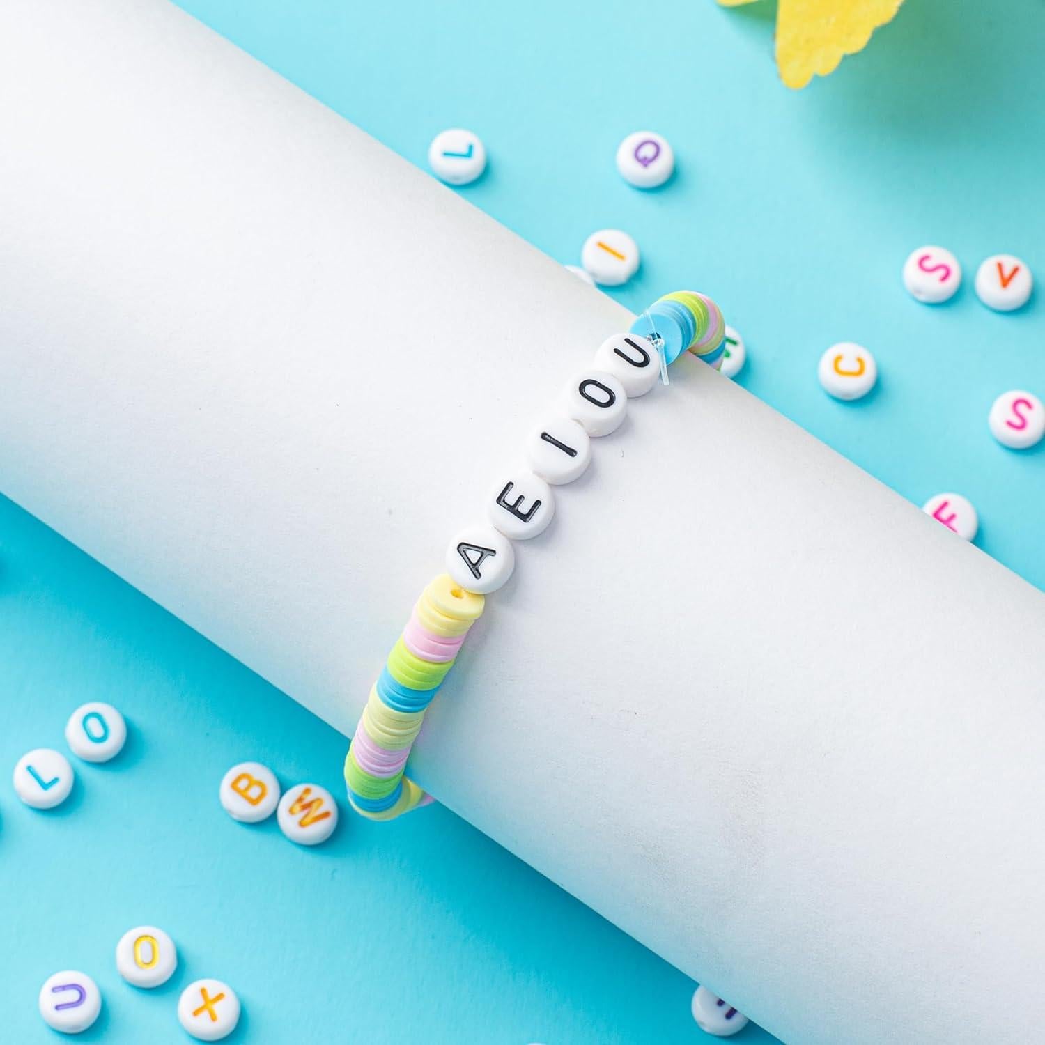 1400 Perlas de Letras Weiyiziens 4x7mm Acrílico Negro y Dorado