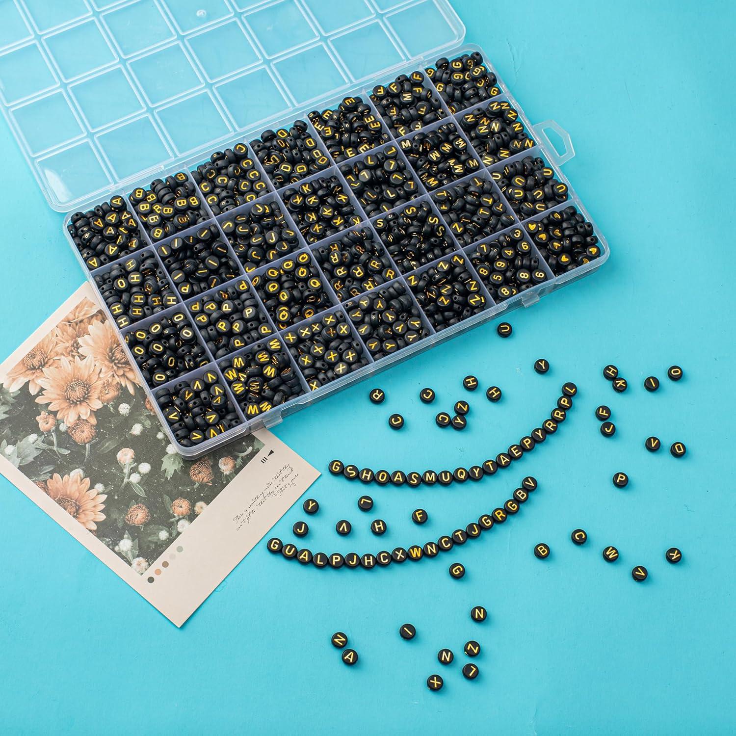 1400 Perlas de Letras Weiyiziens 4x7mm Acrílico Negro y Dorado