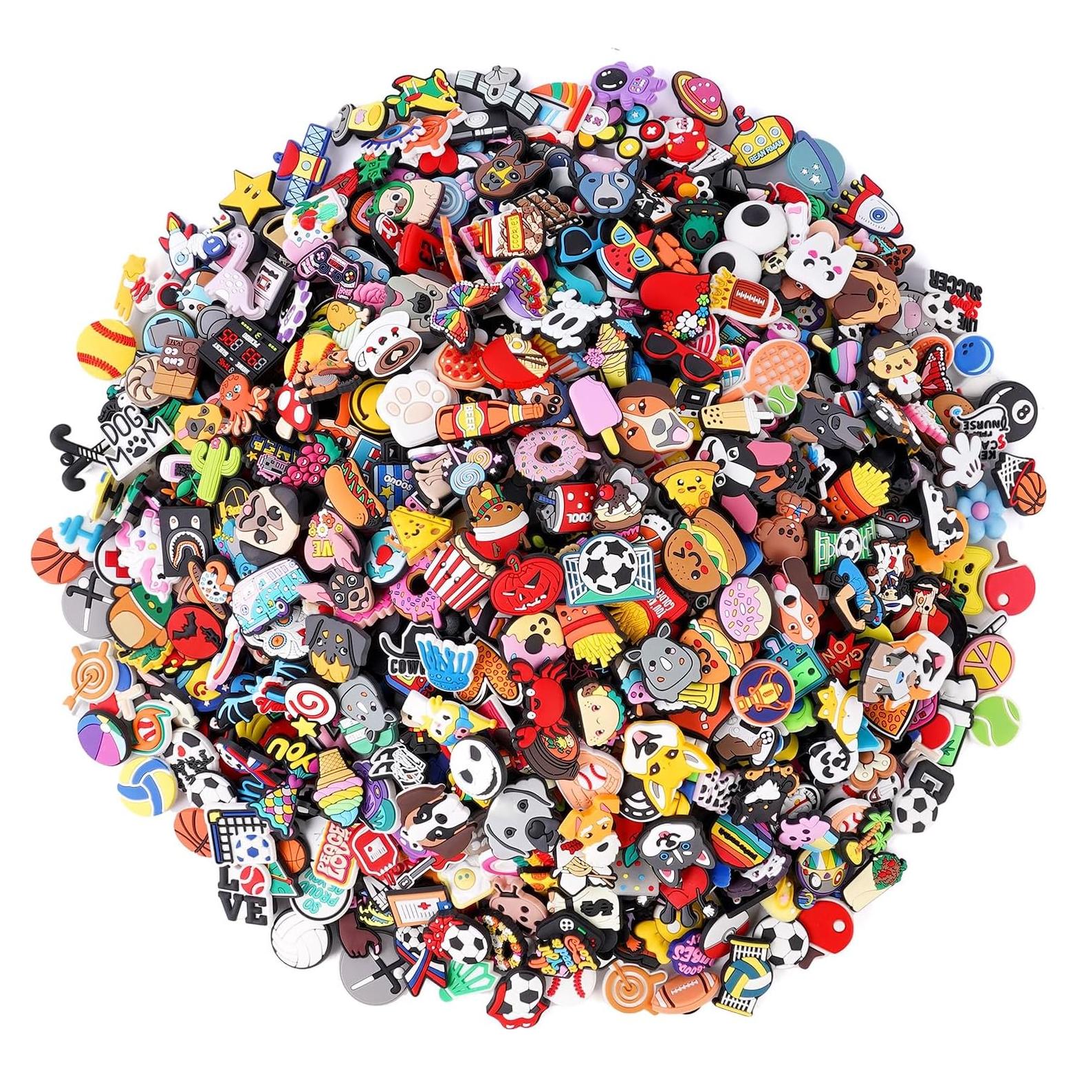 Lote de 100 encantos de zapatos aleatorios para niños - Decoración divertida