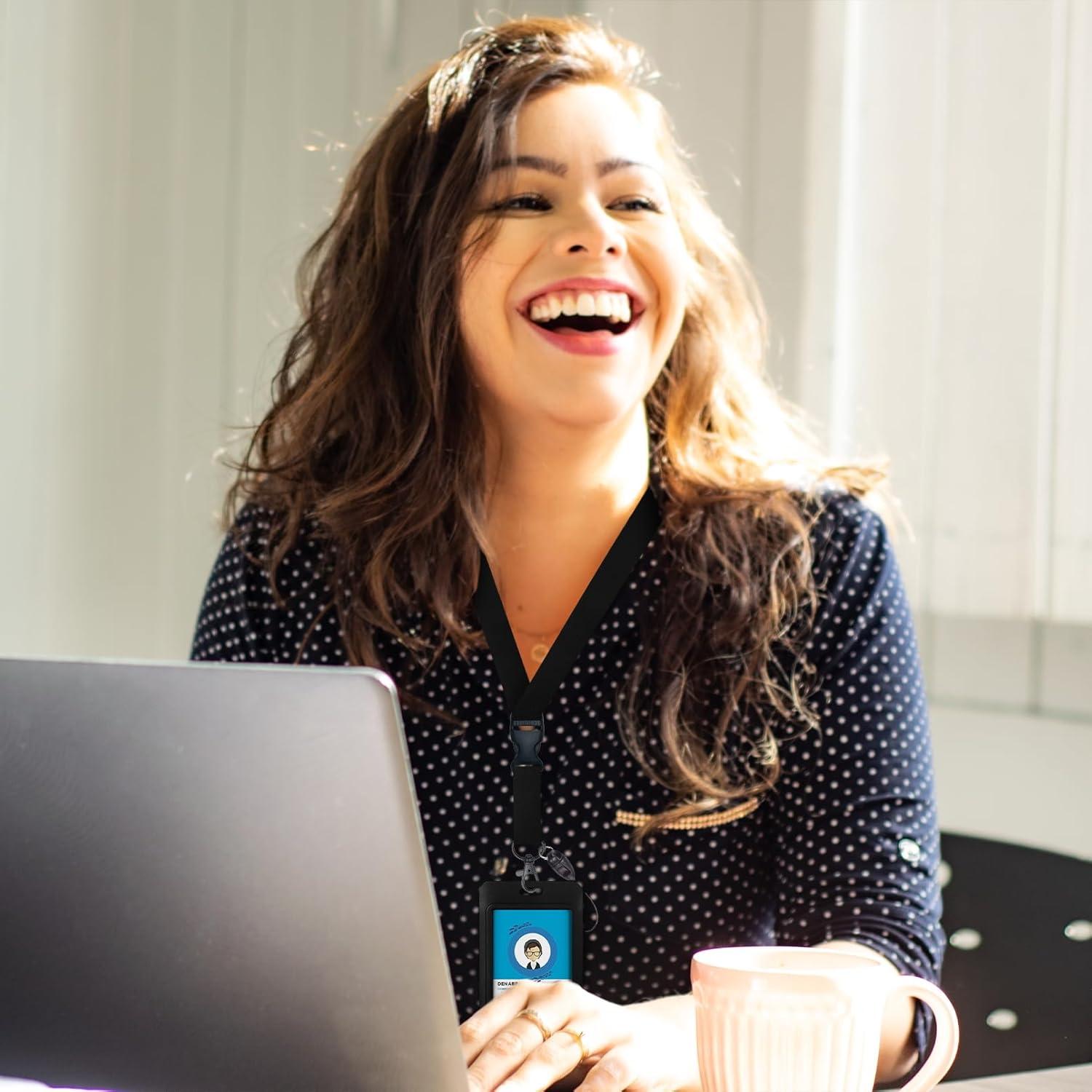 Portador de Identificación GIANCOMICS Negro con Carrete Retráctil