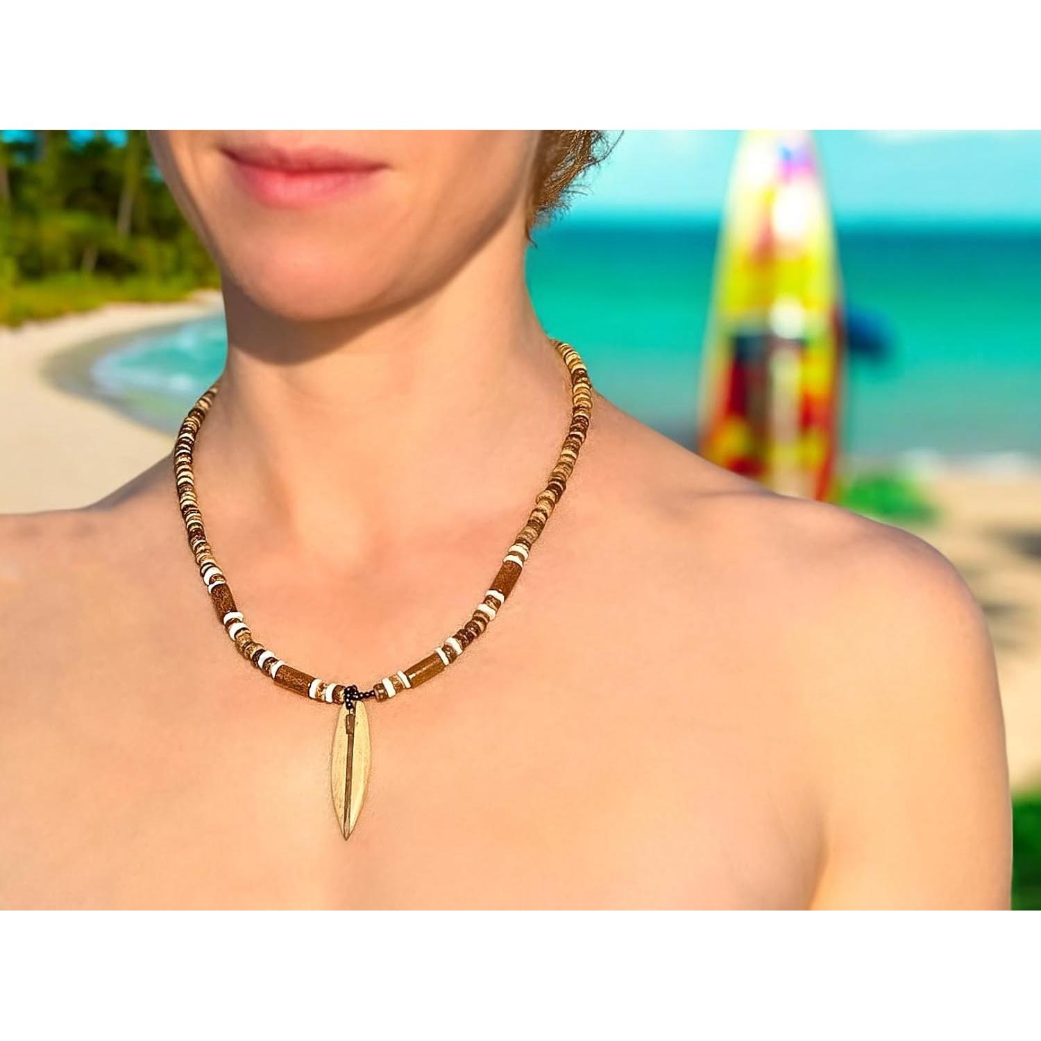 Collar de cuentas de cáscara de coco BlueRica con tabla de surf