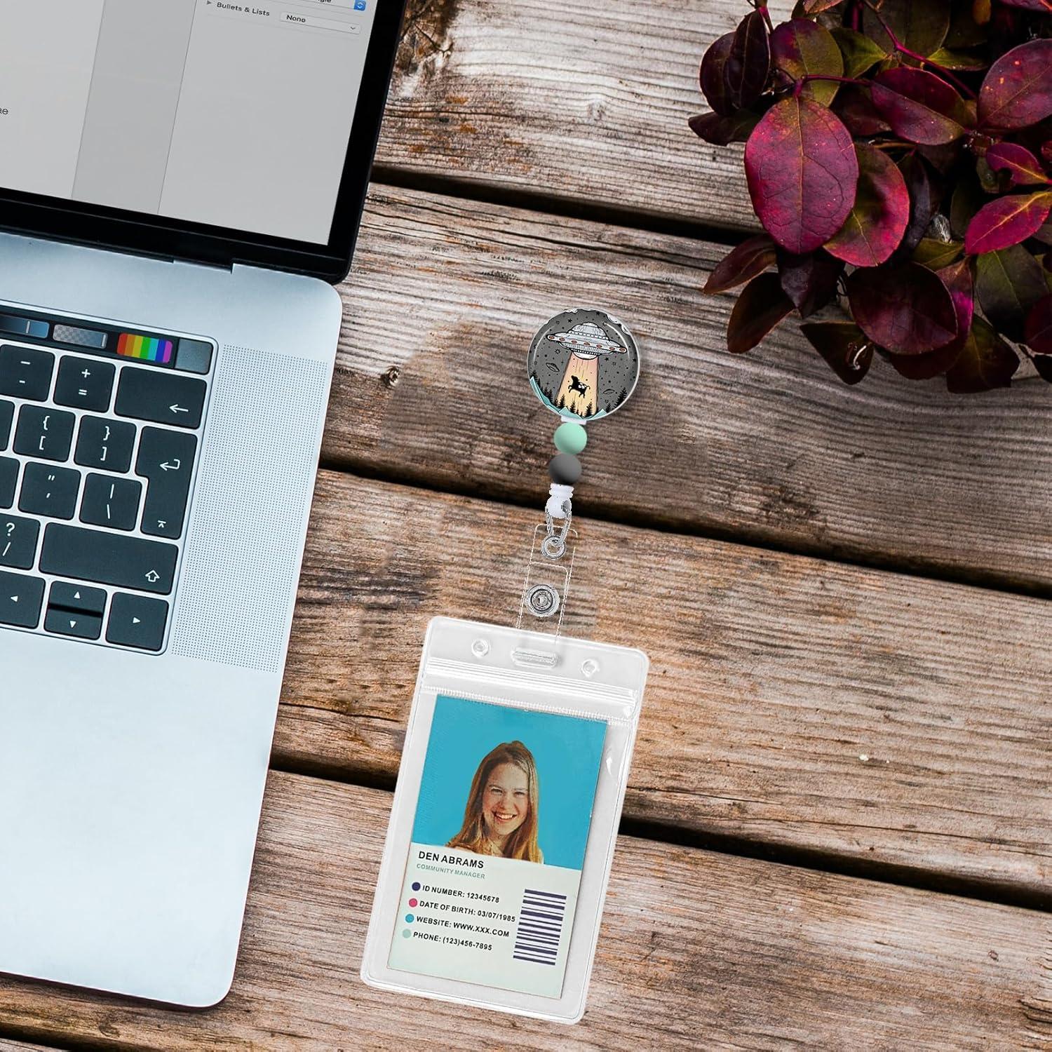 Funda Retráctil Insignia Immaturus Nave Espacial 5.6x3.3cm