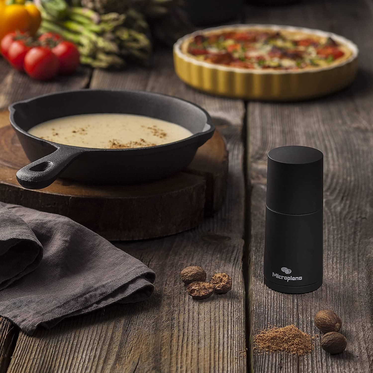 Molino de Especias Manual Microplane 48060 Negro - Rallador de Nuez Moscada y Canela