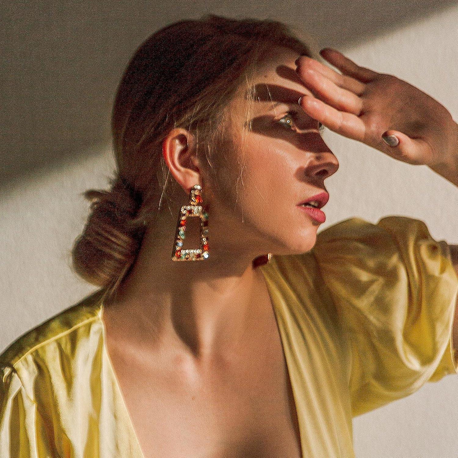 Outus 300 Pcs Earring Stickers Earlobe Support Patches for Heavy Earrings, Ear Stickers to Hold Back The Ear, Split Earlobes Protectors Support for Torn or Stretched Pierced