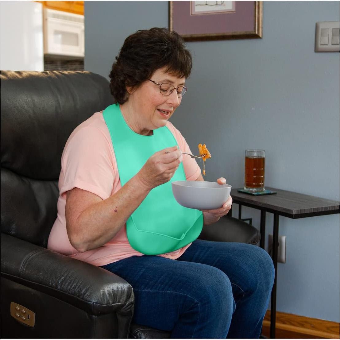 Babero de Silicona para Adultos BraceAbility - Protector Lavable