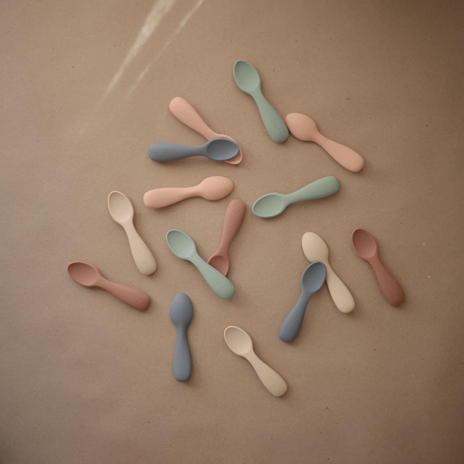 Cucharas de Silicona para Niños Mushie - Paquete de 2 Sonrosado/Arena