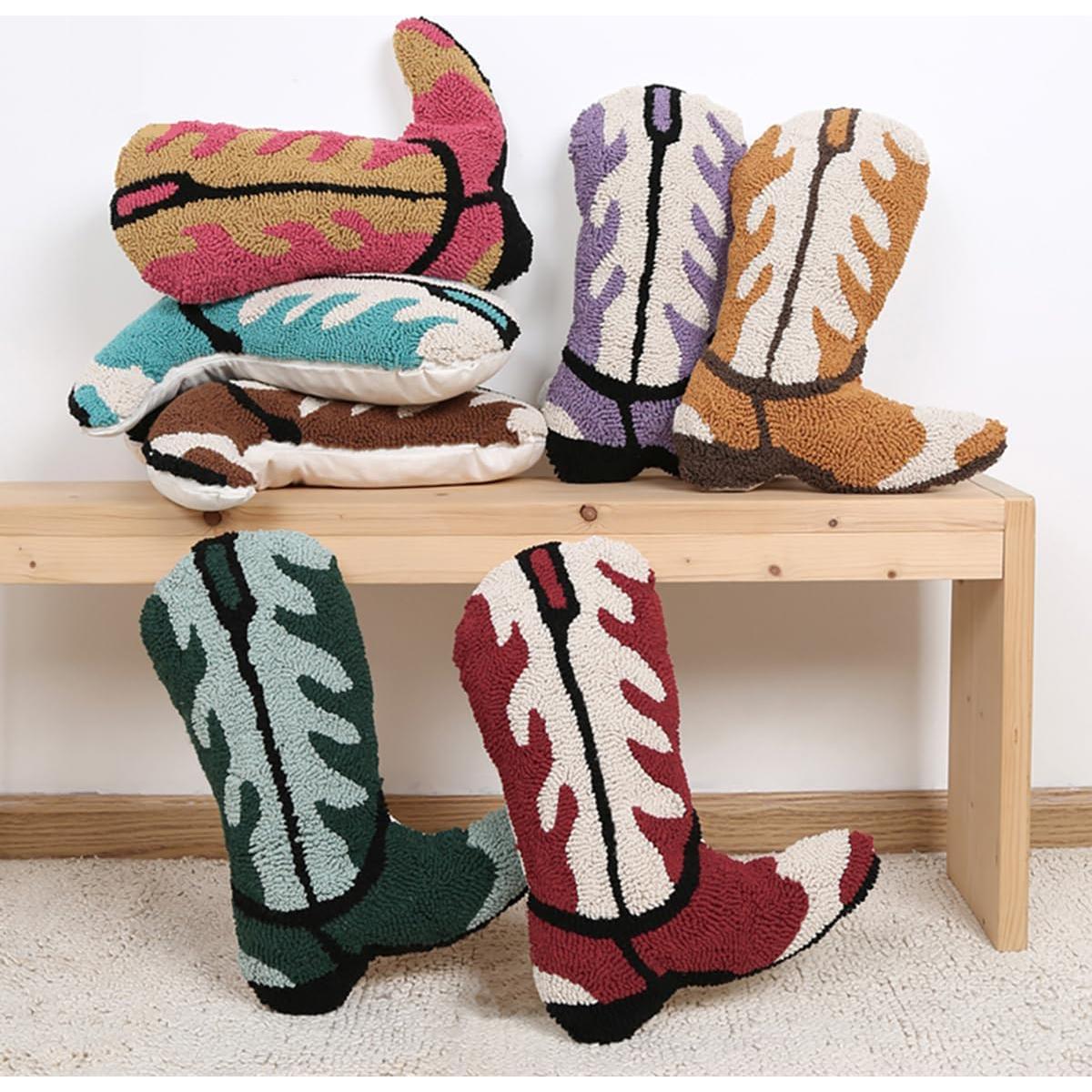 Cojín decorativo en forma de bota vaquera Moorfowl 40x29cm