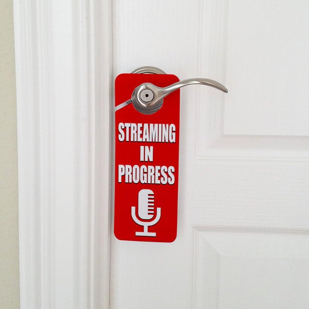 Cartel Colgante de Puerta Microfono en Progreso Graphics & More 24x9.5cm