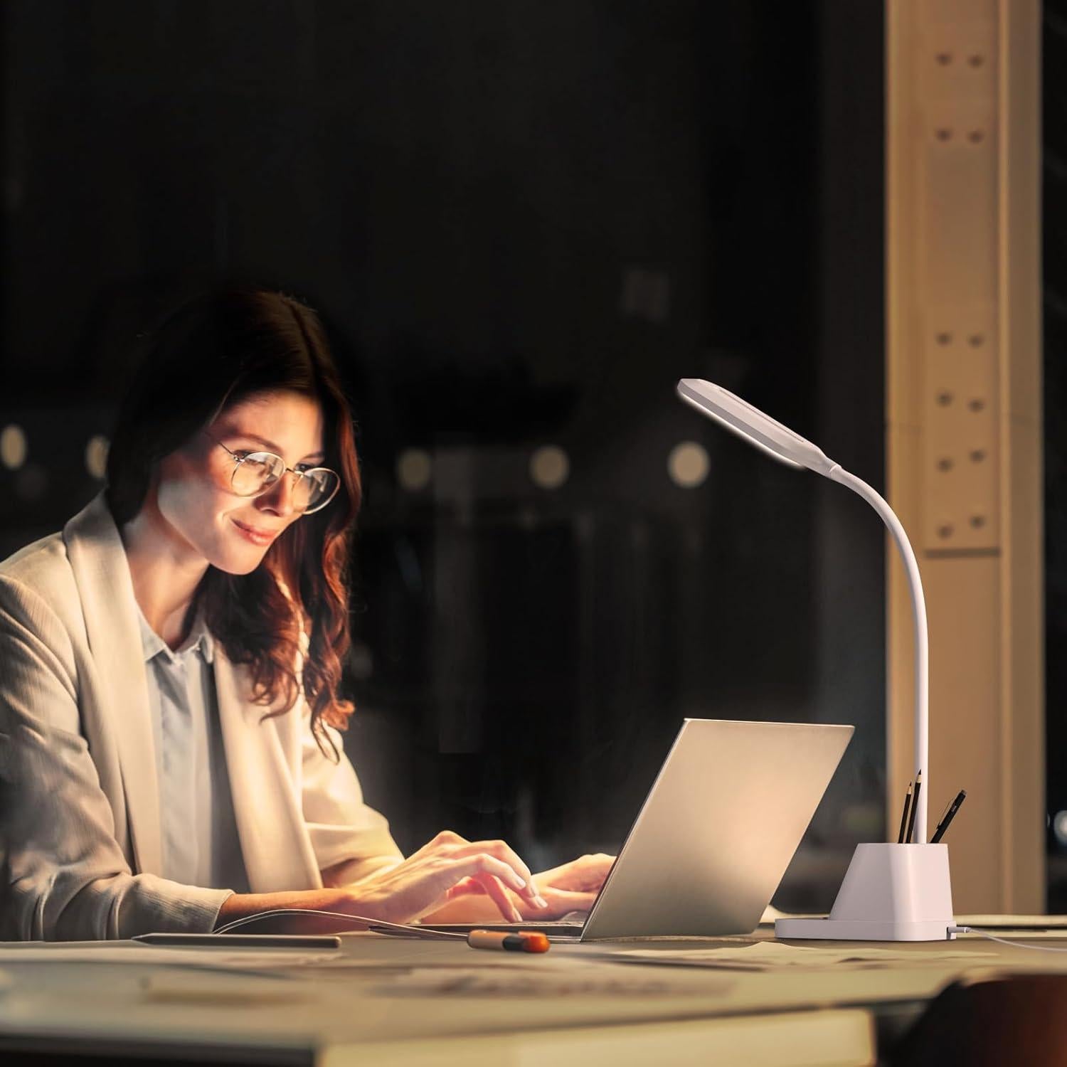 Lámpara de Escritorio LED AXX TU01 Blanca con USB 650LM