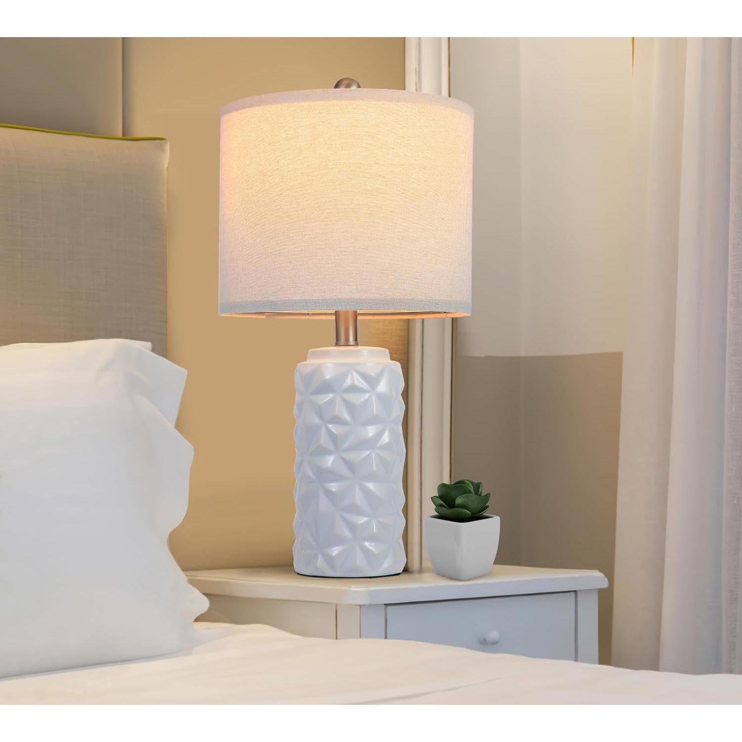 Lámpara de Mesa Cerámica Blanca 22" WEITERS Triangular