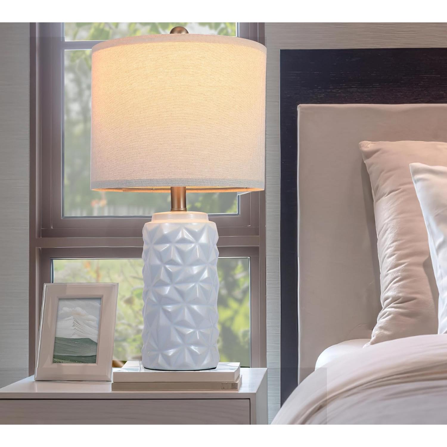 Lámpara de Mesa Cerámica Blanca 22" WEITERS Triangular