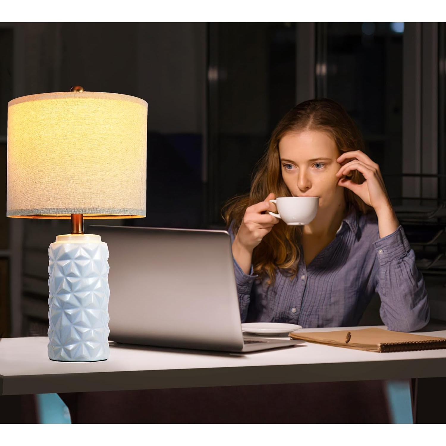 Lámpara de Mesa Cerámica Blanca 22" WEITERS Triangular